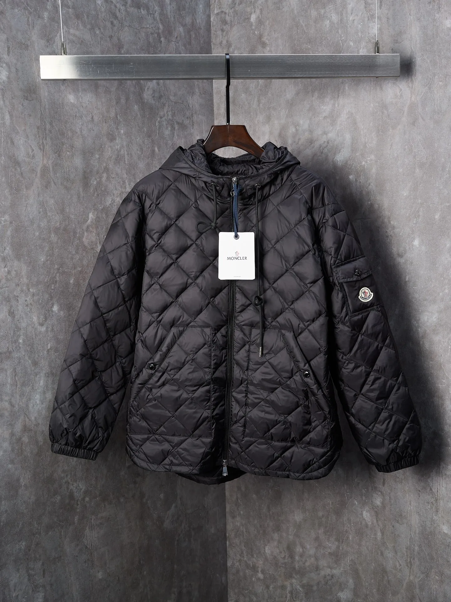 P720 Actual hanging auction] MONCLER/Mask CAMICIA Women's Diamond Quilted Hooded Short Down Jacket [Color] Black White [Ready Stock] S M L This padded jacket is a practical item in the wardrobe, suitable for wearing in various seasons. Zippered design in lightweight longue saison fabric. Made from longue saison fabric, Longue saison lining with down filling, adjustable hood with zipper closure, snap-button closure pockets and elastic cuffs