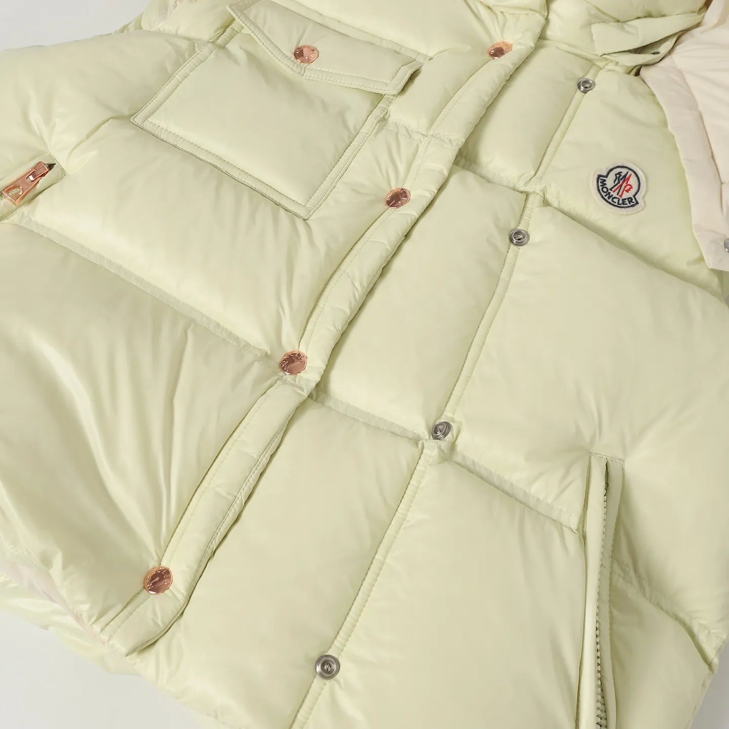 P740 Women's Style] Moncler/Mask Women's Hooded Down Vest Fabric selection: Made of super laque (super lacquered fabric), a material that achieves a high-gloss effect through a special process. Its core lies in surface coating technology rather than nylon made of natural fiber itself. It has a certain hardness, high gloss, and waterproof properties.  Lining fabric selection: Nylon lining has smooth surface, good softness, lighter weight, and has certain strength and wear resistance.  High-quality filling: Made of national standard 90 white duck down, with a filling capacity of 190 grams to ensure excellent warmth retention. The down has been strictly screened and processed and is not easy to drill, ensuring durability.  Accessories: One-to-one customized three-label, One-to-one customized badges, One-to-one customized buttons, SIZE: S/M/L