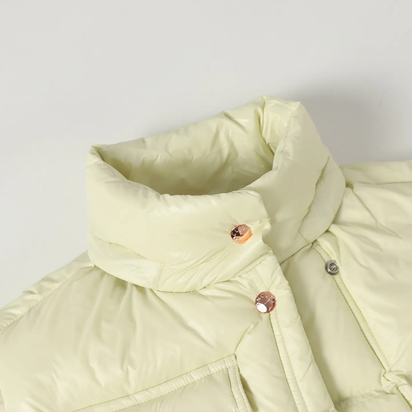 P740 Women's Style] Moncler/Mask Women's Hooded Down Vest Fabric selection: Made of super laque (super lacquered fabric), a material that achieves a high-gloss effect through a special process. Its core lies in surface coating technology rather than nylon made of natural fiber itself. It has a certain hardness, high gloss, and waterproof properties.  Lining fabric selection: Nylon lining has smooth surface, good softness, lighter weight, and has certain strength and wear resistance.  High-quality filling: Made of national standard 90 white duck down, with a filling capacity of 190 grams to ensure excellent warmth retention. The down has been strictly screened and processed and is not easy to drill, ensuring durability.  Accessories: One-to-one customized three-label, One-to-one customized badges, One-to-one customized buttons, SIZE: S/M/L