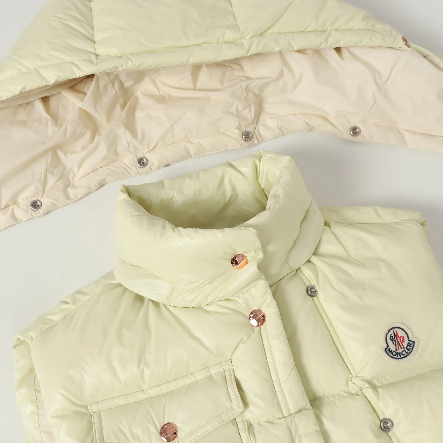 P740 Women's Style] Moncler/Mask Women's Hooded Down Vest Fabric selection: Made of super laque (super lacquered fabric), a material that achieves a high-gloss effect through a special process. Its core lies in surface coating technology rather than nylon made of natural fiber itself. It has a certain hardness, high gloss, and waterproof properties.  Lining fabric selection: Nylon lining has smooth surface, good softness, lighter weight, and has certain strength and wear resistance.  High-quality filling: Made of national standard 90 white duck down, with a filling capacity of 190 grams to ensure excellent warmth retention. The down has been strictly screened and processed and is not easy to drill, ensuring durability.  Accessories: One-to-one customized three-label, One-to-one customized badges, One-to-one customized buttons, SIZE: S/M/L