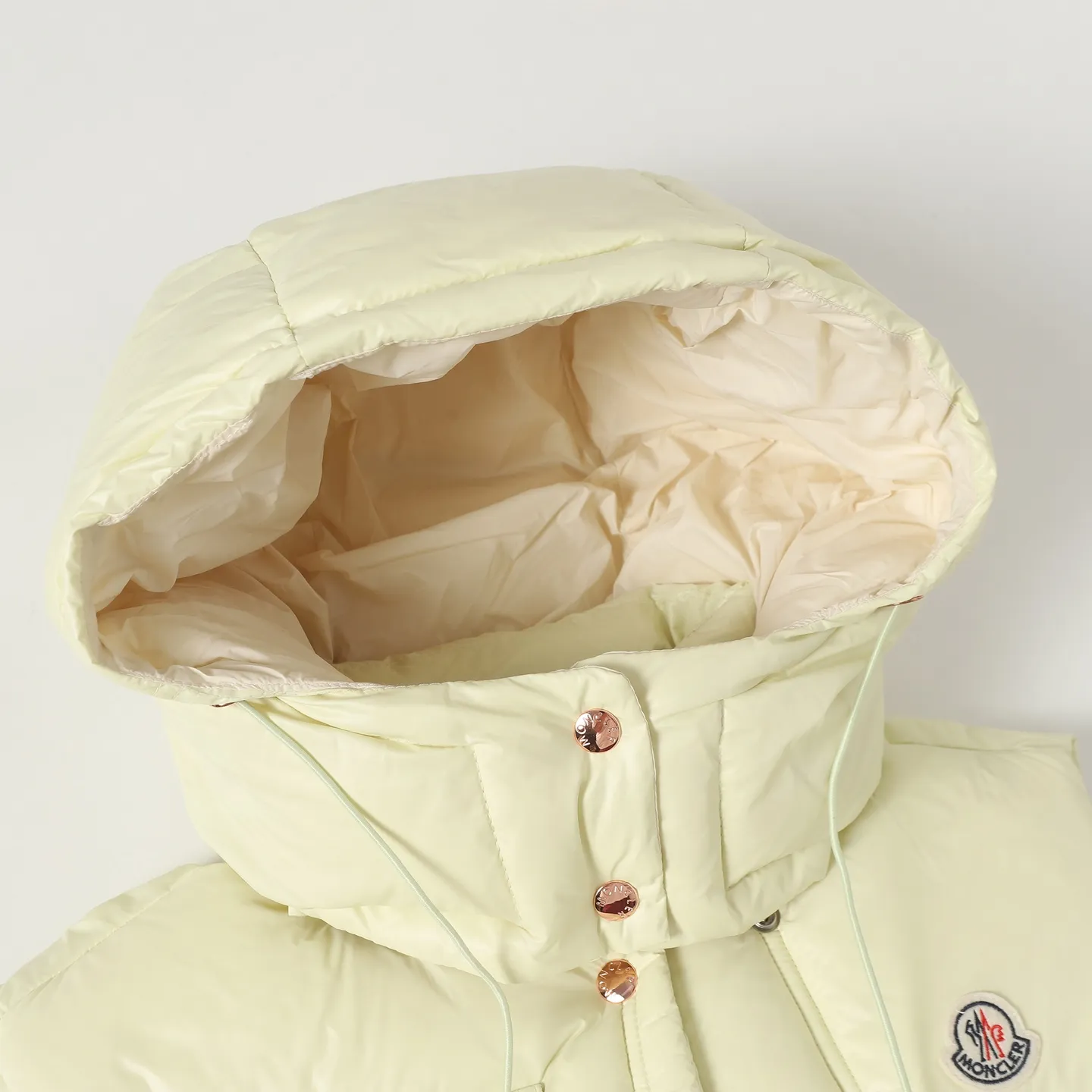 P740 Women's Style] Moncler/Mask Women's Hooded Down Vest Fabric selection: Made of super laque (super lacquered fabric), a material that achieves a high-gloss effect through a special process. Its core lies in surface coating technology rather than nylon made of natural fiber itself. It has a certain hardness, high gloss, and waterproof properties.  Lining fabric selection: Nylon lining has smooth surface, good softness, lighter weight, and has certain strength and wear resistance.  High-quality filling: Made of national standard 90 white duck down, with a filling capacity of 190 grams to ensure excellent warmth retention. The down has been strictly screened and processed and is not easy to drill, ensuring durability.  Accessories: One-to-one customized three-label, One-to-one customized badges, One-to-one customized buttons, SIZE: S/M/L