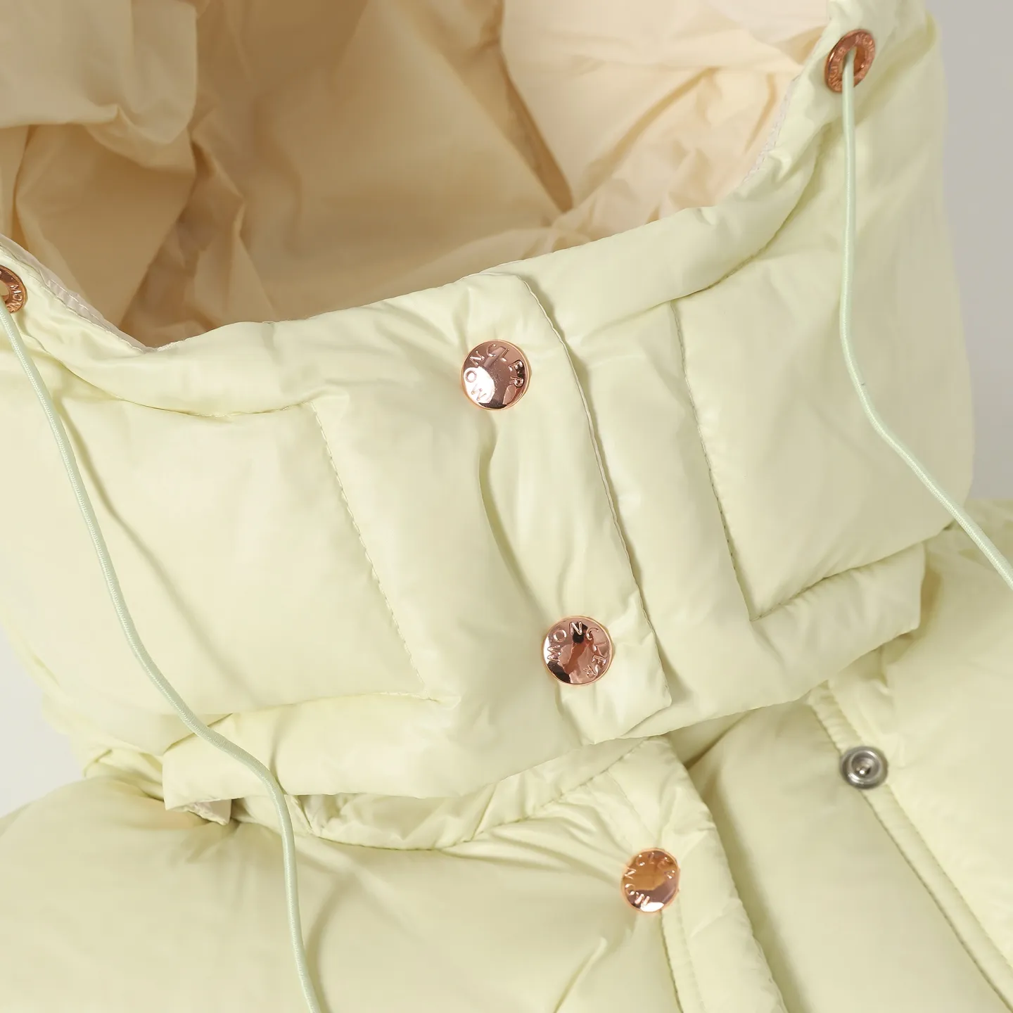P740 Women's Style] Moncler/Mask Women's Hooded Down Vest Fabric selection: Made of super laque (super lacquered fabric), a material that achieves a high-gloss effect through a special process. Its core lies in surface coating technology rather than nylon made of natural fiber itself. It has a certain hardness, high gloss, and waterproof properties.  Lining fabric selection: Nylon lining has smooth surface, good softness, lighter weight, and has certain strength and wear resistance.  High-quality filling: Made of national standard 90 white duck down, with a filling capacity of 190 grams to ensure excellent warmth retention. The down has been strictly screened and processed and is not easy to drill, ensuring durability.  Accessories: One-to-one customized three-label, One-to-one customized badges, One-to-one customized buttons, SIZE: S/M/L