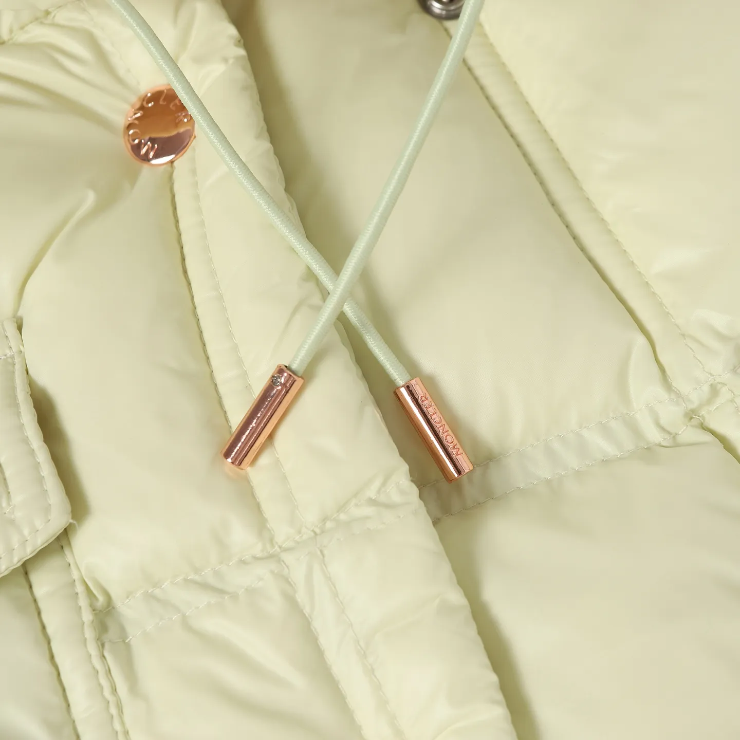 P740 Women's Style] Moncler/Mask Women's Hooded Down Vest Fabric selection: Made of super laque (super lacquered fabric), a material that achieves a high-gloss effect through a special process. Its core lies in surface coating technology rather than nylon made of natural fiber itself. It has a certain hardness, high gloss, and waterproof properties.  Lining fabric selection: Nylon lining has smooth surface, good softness, lighter weight, and has certain strength and wear resistance.  High-quality filling: Made of national standard 90 white duck down, with a filling capacity of 190 grams to ensure excellent warmth retention. The down has been strictly screened and processed and is not easy to drill, ensuring durability.  Accessories: One-to-one customized three-label, One-to-one customized badges, One-to-one customized buttons, SIZE: S/M/L