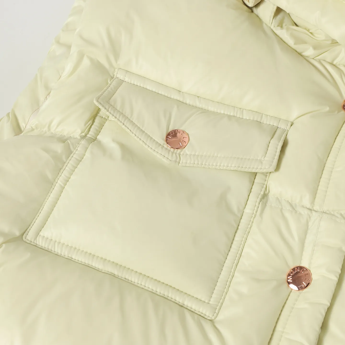 P740 Women's Style] Moncler/Mask Women's Hooded Down Vest Fabric selection: Made of super laque (super lacquered fabric), a material that achieves a high-gloss effect through a special process. Its core lies in surface coating technology rather than nylon made of natural fiber itself. It has a certain hardness, high gloss, and waterproof properties.  Lining fabric selection: Nylon lining has smooth surface, good softness, lighter weight, and has certain strength and wear resistance.  High-quality filling: Made of national standard 90 white duck down, with a filling capacity of 190 grams to ensure excellent warmth retention. The down has been strictly screened and processed and is not easy to drill, ensuring durability.  Accessories: One-to-one customized three-label, One-to-one customized badges, One-to-one customized buttons, SIZE: S/M/L