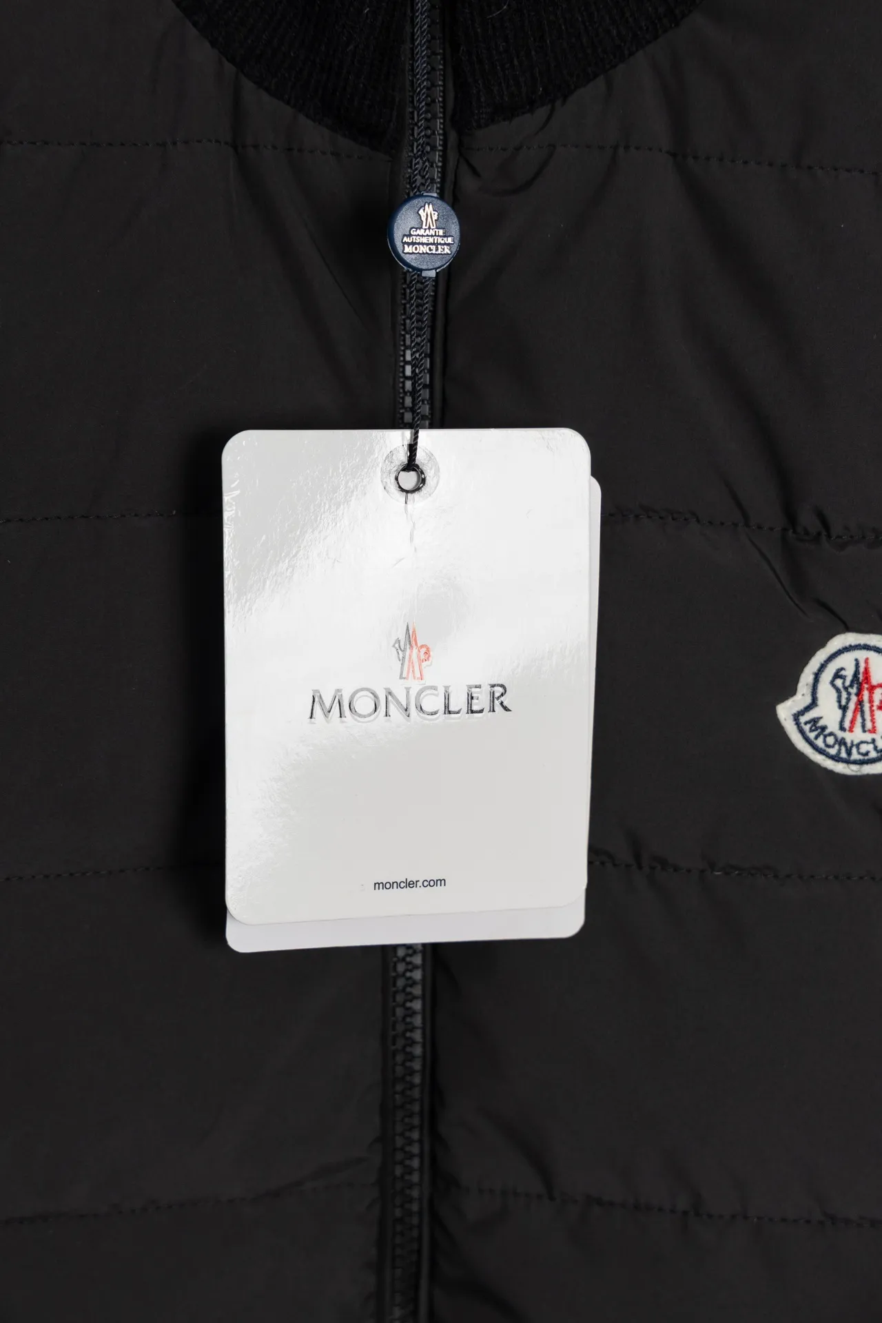 P670 Style number: HE135 MONCLER-Mongolian 24 new style knitted splicing down jacket The fabric is made of polyester fiber, and the inner filling is made of 90% goose down. It has excellent warmth retention in winter. The knitted wool is spliced with mixed wool yarn. The arms have small jacquard logos on the arms to highlight the characteristics of the clothes. The unique logo on the chest is sewn on the jacket. The clothes are windproof and warm. Kuaishou Xiaohongshu’s popular model, the original original logo, complete with three logos, a must-buy knitted down jacket.  Color: Black Size: 1 2 3 4