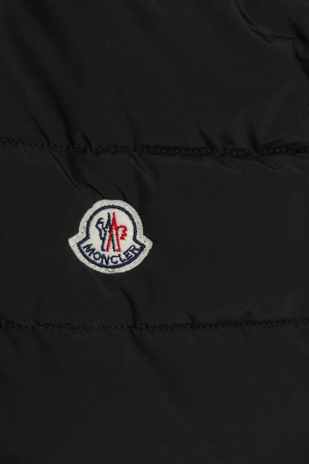 P670 Style number: HE135 MONCLER-Mongolian 24 new style knitted splicing down jacket The fabric is made of polyester fiber, and the inner filling is made of 90% goose down. It has excellent warmth retention in winter. The knitted wool is spliced with mixed wool yarn. The arms have small jacquard logos on the arms to highlight the characteristics of the clothes. The unique logo on the chest is sewn on the jacket. The clothes are windproof and warm. Kuaishou Xiaohongshu’s popular model, the original original logo, complete with three logos, a must-buy knitted down jacket.  Color: Black Size: 1 2 3 4