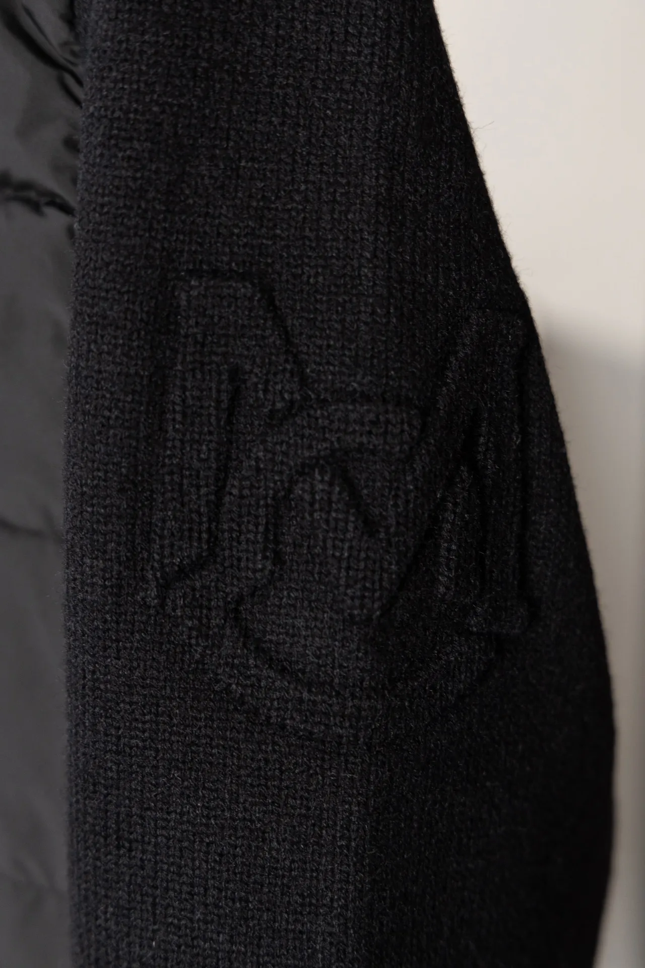 P670 Style number: HE135 MONCLER-Mongolian 24 new style knitted splicing down jacket The fabric is made of polyester fiber, and the inner filling is made of 90% goose down. It has excellent warmth retention in winter. The knitted wool is spliced with mixed wool yarn. The arms have small jacquard logos on the arms to highlight the characteristics of the clothes. The unique logo on the chest is sewn on the jacket. The clothes are windproof and warm. Kuaishou Xiaohongshu’s popular model, the original original logo, complete with three logos, a must-buy knitted down jacket.  Color: Black Size: 1 2 3 4