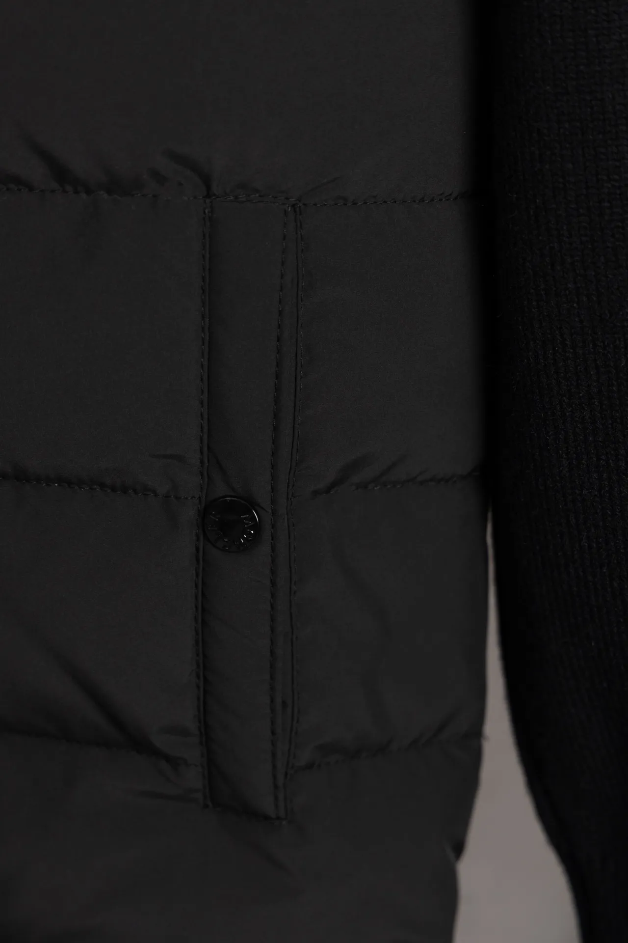 P670 Style number: HE135 MONCLER-Mongolian 24 new style knitted splicing down jacket The fabric is made of polyester fiber, and the inner filling is made of 90% goose down. It has excellent warmth retention in winter. The knitted wool is spliced with mixed wool yarn. The arms have small jacquard logos on the arms to highlight the characteristics of the clothes. The unique logo on the chest is sewn on the jacket. The clothes are windproof and warm. Kuaishou Xiaohongshu’s popular model, the original original logo, complete with three logos, a must-buy knitted down jacket.  Color: Black Size: 1 2 3 4