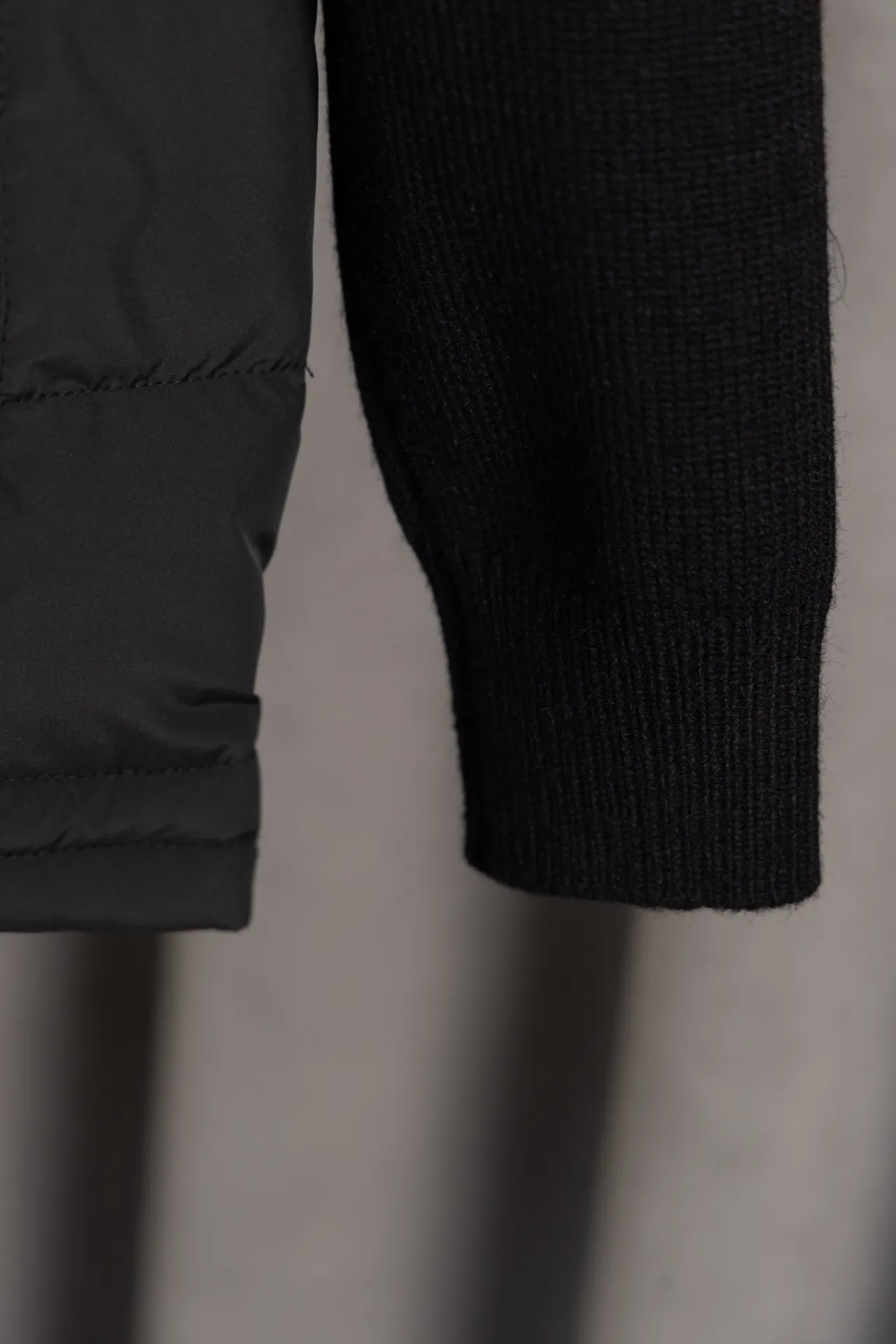 P670 Style number: HE135 MONCLER-Mongolian 24 new style knitted splicing down jacket The fabric is made of polyester fiber, and the inner filling is made of 90% goose down. It has excellent warmth retention in winter. The knitted wool is spliced with mixed wool yarn. The arms have small jacquard logos on the arms to highlight the characteristics of the clothes. The unique logo on the chest is sewn on the jacket. The clothes are windproof and warm. Kuaishou Xiaohongshu’s popular model, the original original logo, complete with three logos, a must-buy knitted down jacket.  Color: Black Size: 1 2 3 4