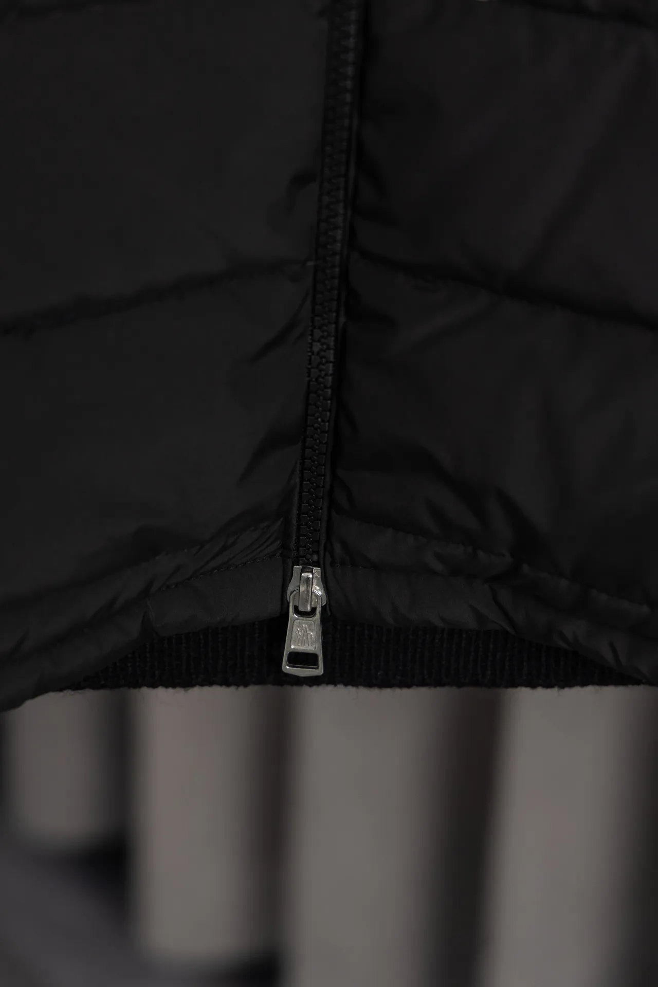 P670 Style number: HE135 MONCLER-Mongolian 24 new style knitted splicing down jacket The fabric is made of polyester fiber, and the inner filling is made of 90% goose down. It has excellent warmth retention in winter. The knitted wool is spliced with mixed wool yarn. The arms have small jacquard logos on the arms to highlight the characteristics of the clothes. The unique logo on the chest is sewn on the jacket. The clothes are windproof and warm. Kuaishou Xiaohongshu’s popular model, the original original logo, complete with three logos, a must-buy knitted down jacket.  Color: Black Size: 1 2 3 4