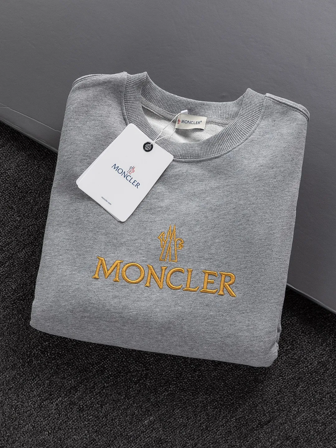P240 Moncler masked high version slightly wide version S-XL 25SS early autumn and winter sweatshirt Paris fashion catwalk style The top and most classic simple letter embroidery on the chest🪡logo round neck short sleeves, exquisite craftsmanship counter fabrics, fusion of top elements, 450g washed pure cotton fabric, pure cotton breathable, very refreshing and comfortable for daily wear. The rib knitting on the neckline is flat and tight, and the neckline will not be skewed if you toss it casually. The loose version, you will find that it really looks good on the upper body, the overall is simple and neat, super versatile for daily wear! Pair it casually with a pair of pants to look youthful. A sweatshirt and T-shirt will make your outfit crazy. It is a fashionable item that can never go wrong! Classic sweatshirts are available in all 3 categories and are fashionable for trendy men. They are unparalleled in terms of upper body comfort. They can be said to be a must-have companion for summer. Their excellent breathability and comfortable fit are unparalleled ~ Recommended! !  Color: Black Gray Green Size: S-XL Size chart: S: Shoulder width 51-Bust 56-Length 69 M: Shoulder width 52.5-Bust 58-Length 71 L: Shoulder width 54-Bust 60-Length 73 XL: Shoulder width 55.5-Bust 62-Length 75