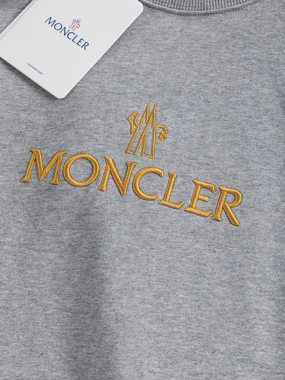 P240 Moncler masked high version slightly wide version S-XL 25SS early autumn and winter sweatshirt Paris fashion catwalk style The top and most classic simple letter embroidery on the chest🪡logo round neck short sleeves, exquisite craftsmanship counter fabrics, fusion of top elements, 450g washed pure cotton fabric, pure cotton breathable, very refreshing and comfortable for daily wear. The rib knitting on the neckline is flat and tight, and the neckline will not be skewed if you toss it casually. The loose version, you will find that it really looks good on the upper body, the overall is simple and neat, super versatile for daily wear! Pair it casually with a pair of pants to look youthful. A sweatshirt and T-shirt will make your outfit crazy. It is a fashionable item that can never go wrong! Classic sweatshirts are available in all 3 categories and are fashionable for trendy men. They are unparalleled in terms of upper body comfort. They can be said to be a must-have companion for summer. Their excellent breathability and comfortable fit are unparalleled ~ Recommended! !  Color: Black Gray Green Size: S-XL Size chart: S: Shoulder width 51-Bust 56-Length 69 M: Shoulder width 52.5-Bust 58-Length 71 L: Shoulder width 54-Bust 60-Length 73 XL: Shoulder width 55.5-Bust 62-Length 75