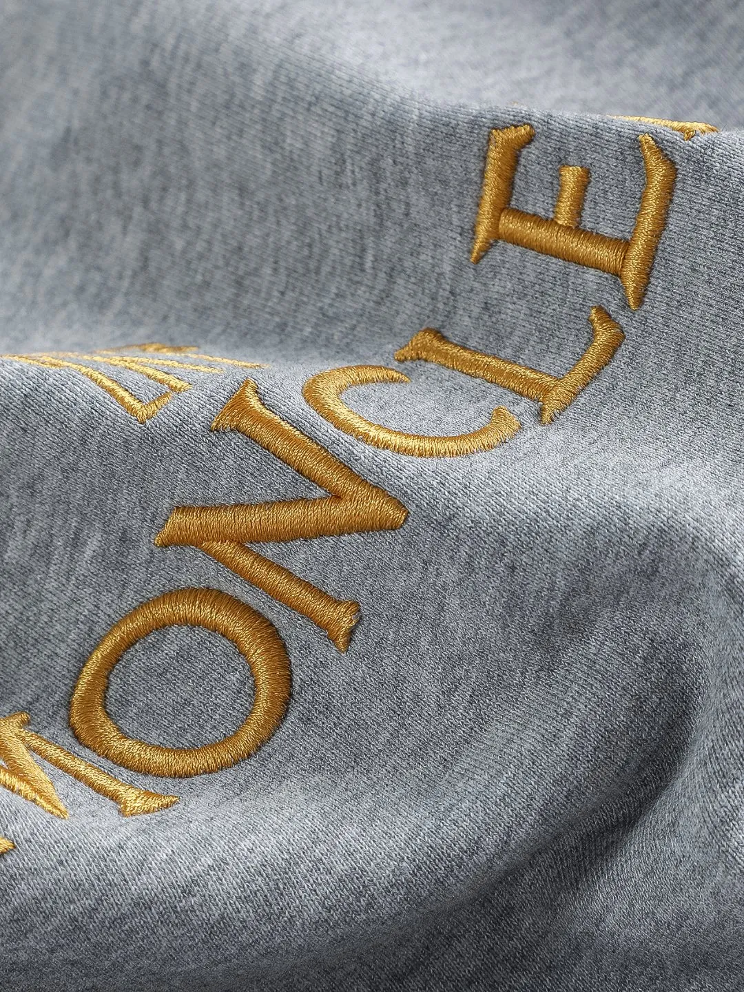 P240 Moncler masked high version slightly wide version S-XL 25SS early autumn and winter sweatshirt Paris fashion catwalk style The top and most classic simple letter embroidery on the chest🪡logo round neck short sleeves, exquisite craftsmanship counter fabrics, fusion of top elements, 450g washed pure cotton fabric, pure cotton breathable, very refreshing and comfortable for daily wear. The rib knitting on the neckline is flat and tight, and the neckline will not be skewed if you toss it casually. The loose version, you will find that it really looks good on the upper body, the overall is simple and neat, super versatile for daily wear! Pair it casually with a pair of pants to look youthful. A sweatshirt and T-shirt will make your outfit crazy. It is a fashionable item that can never go wrong! Classic sweatshirts are available in all 3 categories and are fashionable for trendy men. They are unparalleled in terms of upper body comfort. They can be said to be a must-have companion for summer. Their excellent breathability and comfortable fit are unparalleled ~ Recommended! !  Color: Black Gray Green Size: S-XL Size chart: S: Shoulder width 51-Bust 56-Length 69 M: Shoulder width 52.5-Bust 58-Length 71 L: Shoulder width 54-Bust 60-Length 73 XL: Shoulder width 55.5-Bust 62-Length 75