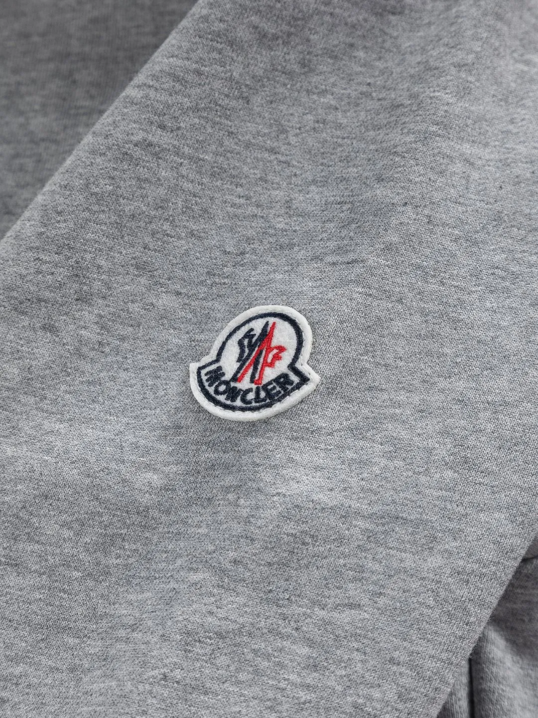 P240 Moncler masked high version slightly wide version S-XL 25SS early autumn and winter sweatshirt Paris fashion catwalk style The top and most classic simple letter embroidery on the chest🪡logo round neck short sleeves, exquisite craftsmanship counter fabrics, fusion of top elements, 450g washed pure cotton fabric, pure cotton breathable, very refreshing and comfortable for daily wear. The rib knitting on the neckline is flat and tight, and the neckline will not be skewed if you toss it casually. The loose version, you will find that it really looks good on the upper body, the overall is simple and neat, super versatile for daily wear! Pair it casually with a pair of pants to look youthful. A sweatshirt and T-shirt will make your outfit crazy. It is a fashionable item that can never go wrong! Classic sweatshirts are available in all 3 categories and are fashionable for trendy men. They are unparalleled in terms of upper body comfort. They can be said to be a must-have companion for summer. Their excellent breathability and comfortable fit are unparalleled ~ Recommended! !  Color: Black Gray Green Size: S-XL Size chart: S: Shoulder width 51-Bust 56-Length 69 M: Shoulder width 52.5-Bust 58-Length 71 L: Shoulder width 54-Bust 60-Length 73 XL: Shoulder width 55.5-Bust 62-Length 75