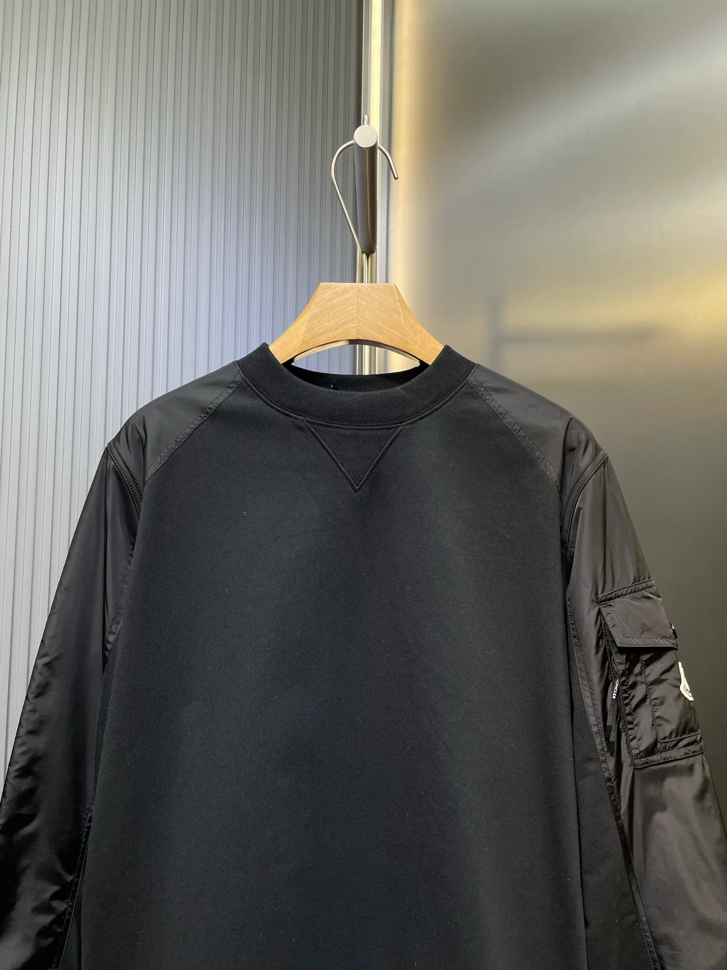 P410 Moncler 🌟Logo patch pocket splicing sweatshirt. Customized soft velvet cotton blend warm core material and tough nylon high-density woven material. Smooth and delicate, comfortable and close to the skin. With a touch of deep black as the base, the chest quietly draws a triangular world. The iconic Moncler logo embroidered logo decorates the sleeves. Integrated nylon fabrics embellish the square silhouette. Cross-field aesthetic grafting. Exquisite small pocket design reveals a flexible and relaxed beauty. Deconstruct the attitude of the modern gentleman and show his taste in silence. Process 1: Needle and shuttle stitching technology can make full use of the respective advantages of knitted fabrics and woven fabrics. By choosing the appropriate sewing process and stitches, the splicing parts can be ensured to be strong and beautiful. Process 2: Template machine bag opening. The preset template guides the position, shape and size of the bag opening. The accuracy ensures the quality of the bag opening effect. Process 3: The fabrics are washed and have a better hand texture. It is not easy to deform and shrink. Not easy to fade and maintain long-lasting beauty Accessories: Customized 1:1 Moncler embroidered logo Customized 1:1 Moncler zipper Customized 1:1 Moncler drawstring Customized 1:1 Moncler snap button Customized 1:1 Moncler trademark Version: Loose version Size: S M L XL