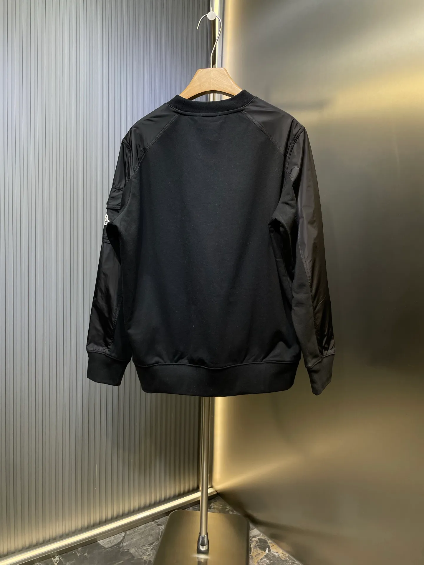 P410 Moncler 🌟Logo patch pocket splicing sweatshirt. Customized soft velvet cotton blend warm core material and tough nylon high-density woven material. Smooth and delicate, comfortable and close to the skin. With a touch of deep black as the base, the chest quietly draws a triangular world. The iconic Moncler logo embroidered logo decorates the sleeves. Integrated nylon fabrics embellish the square silhouette. Cross-field aesthetic grafting. Exquisite small pocket design reveals a flexible and relaxed beauty. Deconstruct the attitude of the modern gentleman and show his taste in silence. Process 1: Needle and shuttle stitching technology can make full use of the respective advantages of knitted fabrics and woven fabrics. By choosing the appropriate sewing process and stitches, the splicing parts can be ensured to be strong and beautiful. Process 2: Template machine bag opening. The preset template guides the position, shape and size of the bag opening. The accuracy ensures the quality of the bag opening effect. Process 3: The fabrics are washed and have a better hand texture. It is not easy to deform and shrink. Not easy to fade and maintain long-lasting beauty Accessories: Customized 1:1 Moncler embroidered logo Customized 1:1 Moncler zipper Customized 1:1 Moncler drawstring Customized 1:1 Moncler snap button Customized 1:1 Moncler trademark Version: Loose version Size: S M L XL