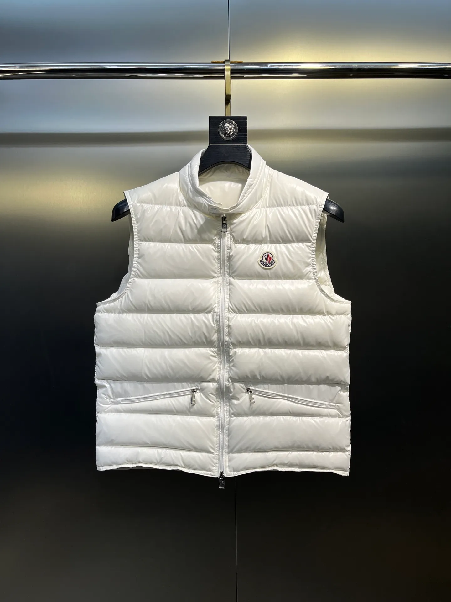 P600 moncler 🌟Classic and lightweight vest. Upgraded new down vest. This vest is made of the iconic imported gallbladder-free and velvet-proof nylon. The classic small seams make it stand out and provide excellent protection and warmth. The two-way zipper fly is equipped with a Moner logo-shaped puller. All the details and workmanship can instantly beat all the products on the market! What a sense of detail! ! Fried chicken stick with upper body effect!  Size: 123456