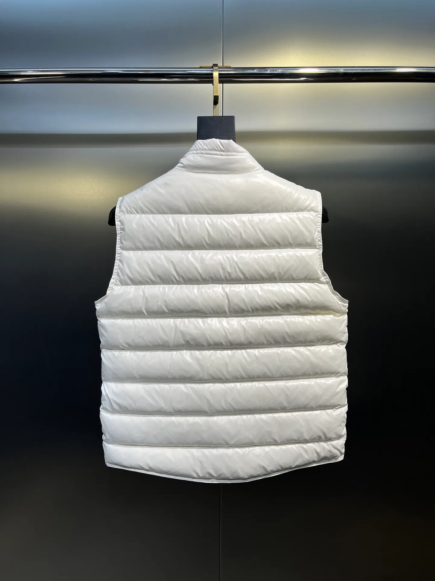 P600 moncler 🌟Classic and lightweight vest. Upgraded new down vest. This vest is made of the iconic imported gallbladder-free and velvet-proof nylon. The classic small seams make it stand out and provide excellent protection and warmth. The two-way zipper fly is equipped with a Moner logo-shaped puller. All the details and workmanship can instantly beat all the products on the market! What a sense of detail! ! Fried chicken stick with upper body effect!  Size: 123456