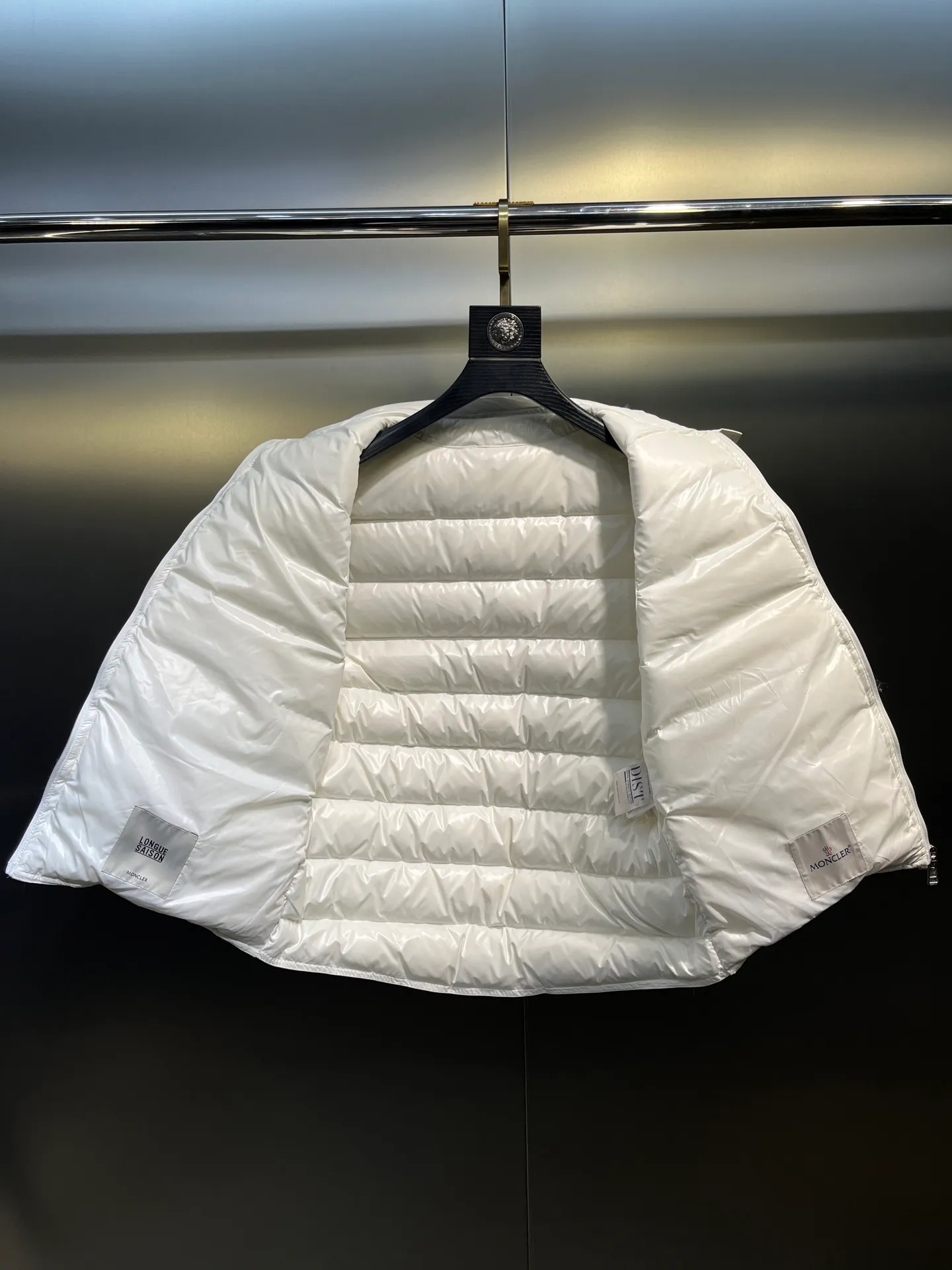 P600 moncler 🌟Classic and lightweight vest. Upgraded new down vest. This vest is made of the iconic imported gallbladder-free and velvet-proof nylon. The classic small seams make it stand out and provide excellent protection and warmth. The two-way zipper fly is equipped with a Moner logo-shaped puller. All the details and workmanship can instantly beat all the products on the market! What a sense of detail! ! Fried chicken stick with upper body effect!  Size: 123456