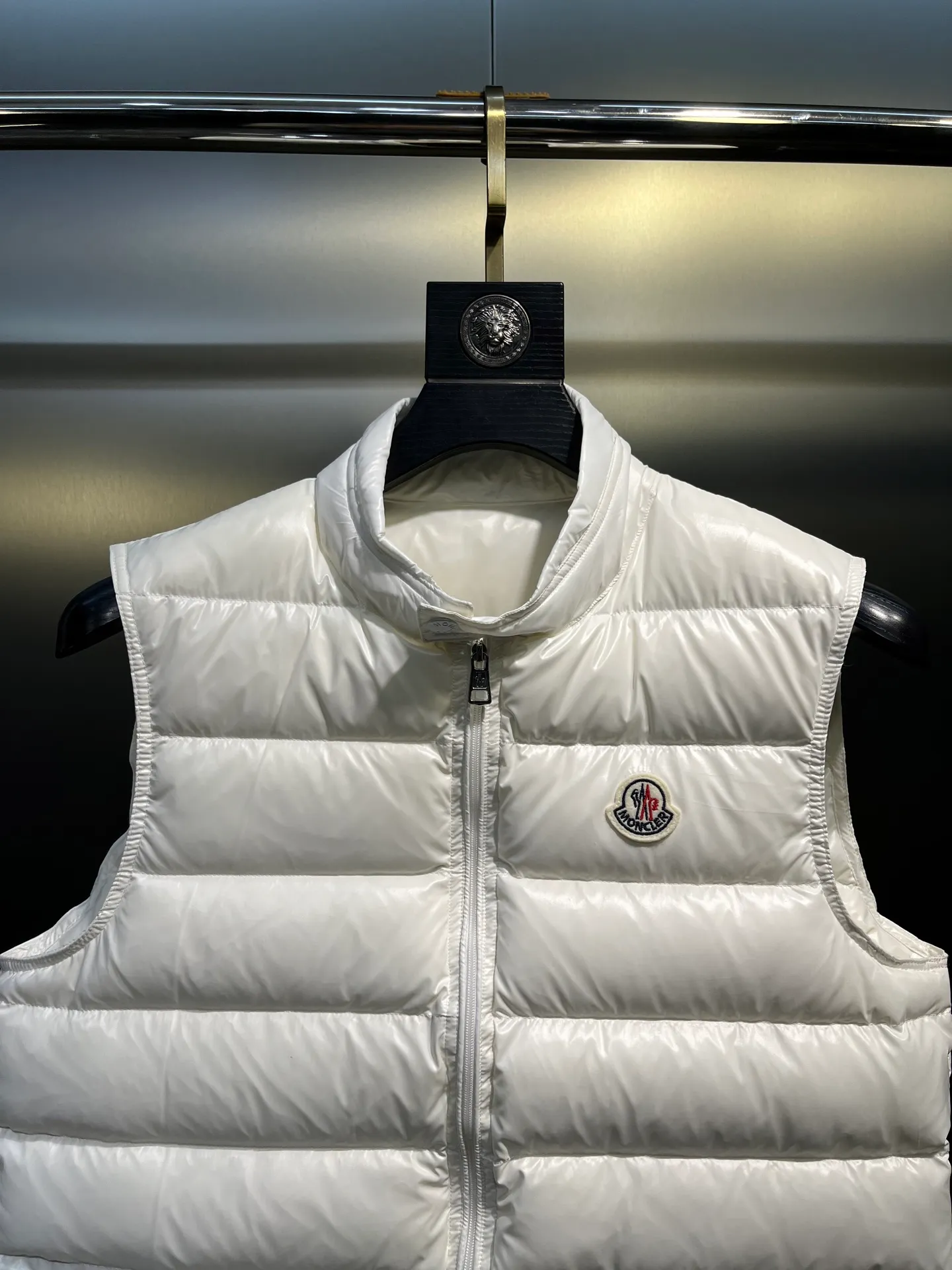 P600 moncler 🌟Classic and lightweight vest. Upgraded new down vest. This vest is made of the iconic imported gallbladder-free and velvet-proof nylon. The classic small seams make it stand out and provide excellent protection and warmth. The two-way zipper fly is equipped with a Moner logo-shaped puller. All the details and workmanship can instantly beat all the products on the market! What a sense of detail! ! Fried chicken stick with upper body effect!  Size: 123456