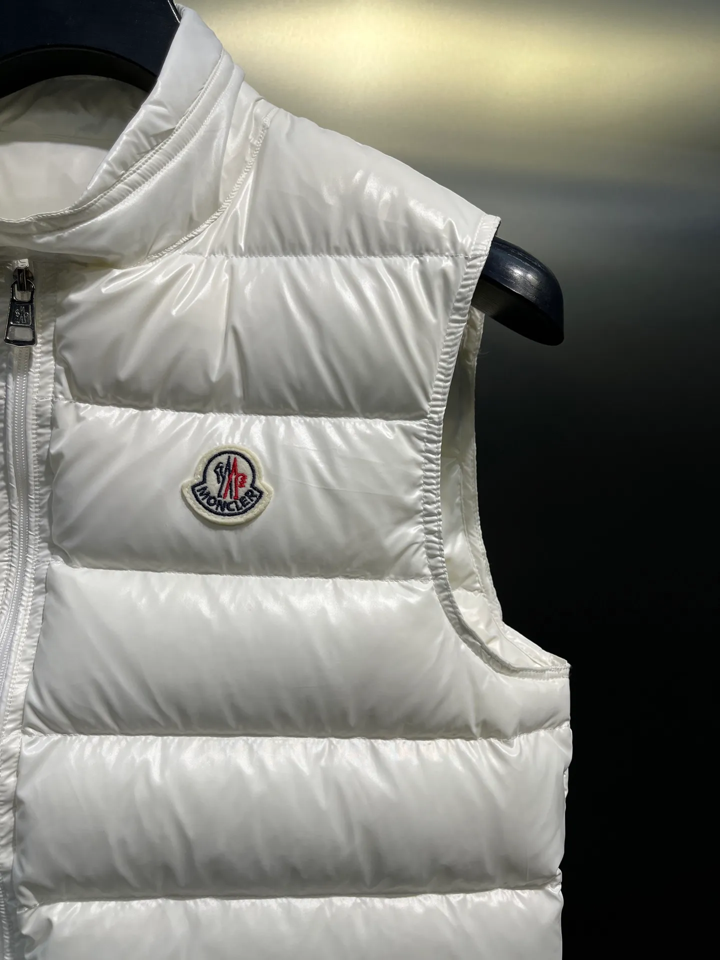 P600 moncler 🌟Classic and lightweight vest. Upgraded new down vest. This vest is made of the iconic imported gallbladder-free and velvet-proof nylon. The classic small seams make it stand out and provide excellent protection and warmth. The two-way zipper fly is equipped with a Moner logo-shaped puller. All the details and workmanship can instantly beat all the products on the market! What a sense of detail! ! Fried chicken stick with upper body effect!  Size: 123456
