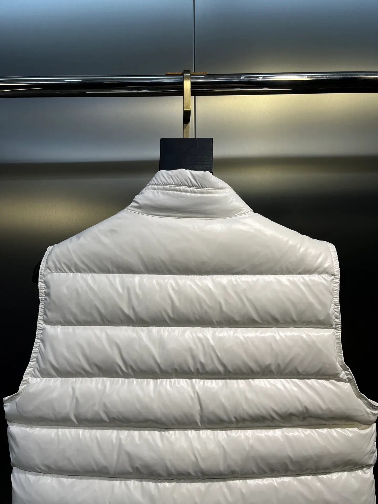 P600 moncler 🌟Classic and lightweight vest. Upgraded new down vest. This vest is made of the iconic imported gallbladder-free and velvet-proof nylon. The classic small seams make it stand out and provide excellent protection and warmth. The two-way zipper fly is equipped with a Moner logo-shaped puller. All the details and workmanship can instantly beat all the products on the market! What a sense of detail! ! Fried chicken stick with upper body effect!  Size: 123456