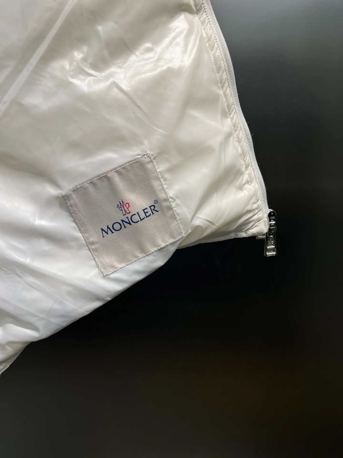 P600 moncler 🌟Classic and lightweight vest. Upgraded new down vest. This vest is made of the iconic imported gallbladder-free and velvet-proof nylon. The classic small seams make it stand out and provide excellent protection and warmth. The two-way zipper fly is equipped with a Moner logo-shaped puller. All the details and workmanship can instantly beat all the products on the market! What a sense of detail! ! Fried chicken stick with upper body effect!  Size: 123456