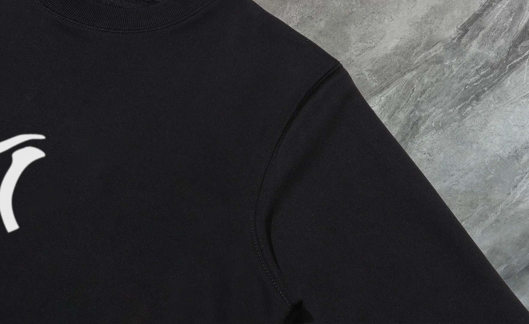 P210 High-version sweatshirt) [Long-term stock] 〖𝐌𝐎𝐍𝐂𝐋𝐄𝐑~Mask〗 Made of 440g heavy-weight fabric. It is different from the market currency. It can be matched with any variety and is properly handsome. 😎The whole dress is made of double waistcoats. The double waistcoats make the whole dress more three-dimensional. Not ordinary factories can do such fine work. 2025 Spring runway version of the T stage, on sale at the counter, round neck terry sweatshirt, high-end double-strand pure cotton, custom-made stretch ribs, dyed in the same vat, complete with three standards, matched with exquisite embroidered LOGO on the chest, simple and advanced, same style for men and women. Color: black, apricot, white, size: S M L XL 2XL