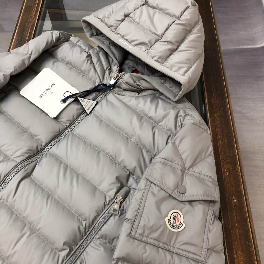 P840 🔥Moncler Galion Early Autumn Lightweight Hooded Down Jacket😍 Newly released at the counter🈶Sold~ This down jacket is lightweight and warm. It is a classic outerwear item that is suitable for various seasons and trends♥. It’s also a classic, with a timeless style that represents the brand’s sporting spirit. 🥳Provides warmth and protection without sacrificing lightness💯 Color: Black Gray Size: 1-2-3-4-5 (M-3xl)