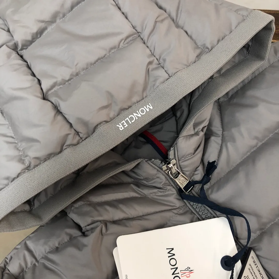 P840 🔥Moncler Galion Early Autumn Lightweight Hooded Down Jacket😍 Newly released at the counter🈶Sold~ This down jacket is lightweight and warm. It is a classic outerwear item that is suitable for various seasons and trends♥. It’s also a classic, with a timeless style that represents the brand’s sporting spirit. 🥳Provides warmth and protection without sacrificing lightness💯 Color: Black Gray Size: 1-2-3-4-5 (M-3xl)