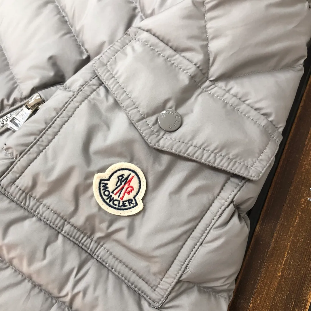 P840 🔥Moncler Galion Early Autumn Lightweight Hooded Down Jacket😍 Newly released at the counter🈶Sold~ This down jacket is lightweight and warm. It is a classic outerwear item that is suitable for various seasons and trends♥. It’s also a classic, with a timeless style that represents the brand’s sporting spirit. 🥳Provides warmth and protection without sacrificing lightness💯 Color: Black Gray Size: 1-2-3-4-5 (M-3xl)