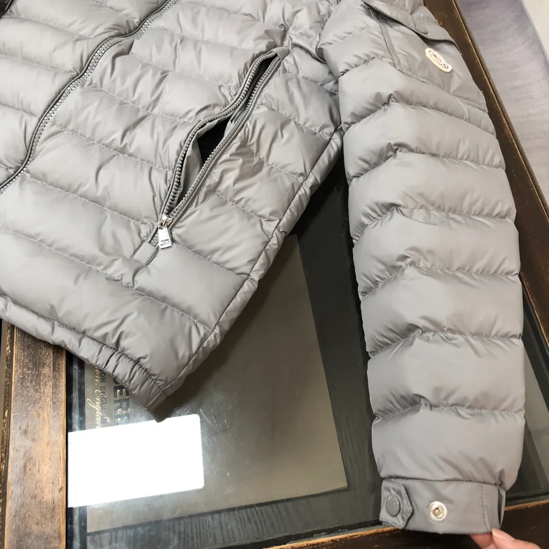 P840 🔥Moncler Galion Early Autumn Lightweight Hooded Down Jacket😍 Newly released at the counter🈶Sold~ This down jacket is lightweight and warm. It is a classic outerwear item that is suitable for various seasons and trends♥. It’s also a classic, with a timeless style that represents the brand’s sporting spirit. 🥳Provides warmth and protection without sacrificing lightness💯 Color: Black Gray Size: 1-2-3-4-5 (M-3xl)