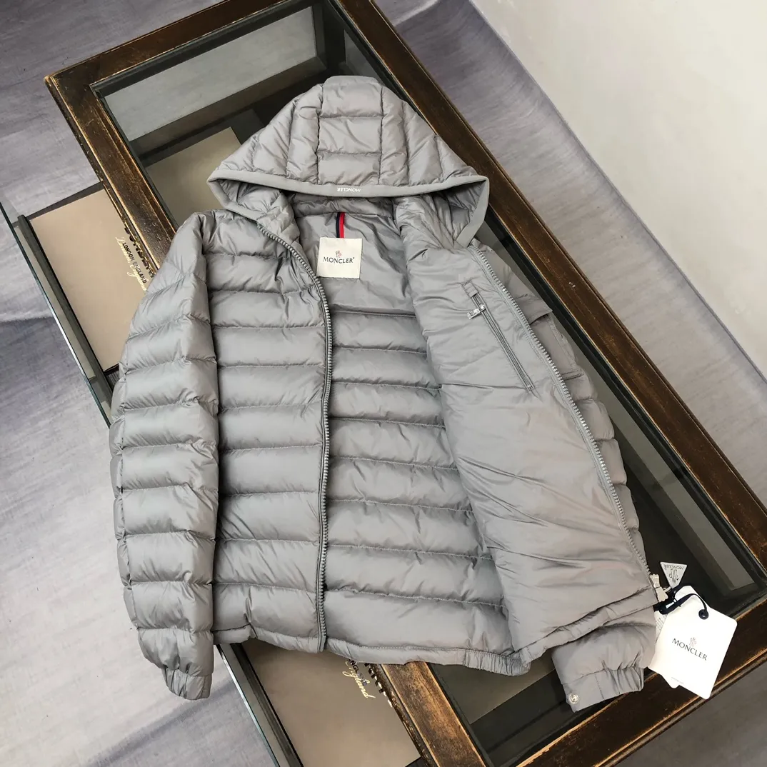 P840 🔥Moncler Galion Early Autumn Lightweight Hooded Down Jacket😍 Newly released at the counter🈶Sold~ This down jacket is lightweight and warm. It is a classic outerwear item that is suitable for various seasons and trends♥. It’s also a classic, with a timeless style that represents the brand’s sporting spirit. 🥳Provides warmth and protection without sacrificing lightness💯 Color: Black Gray Size: 1-2-3-4-5 (M-3xl)