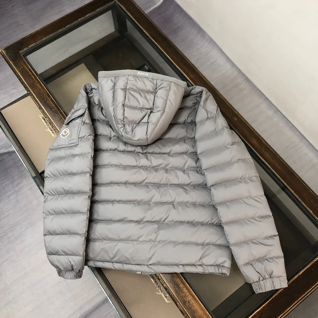 P840 🔥Moncler Galion Early Autumn Lightweight Hooded Down Jacket😍 Newly released at the counter🈶Sold~ This down jacket is lightweight and warm. It is a classic outerwear item that is suitable for various seasons and trends♥. It’s also a classic, with a timeless style that represents the brand’s sporting spirit. 🥳Provides warmth and protection without sacrificing lightness💯 Color: Black Gray Size: 1-2-3-4-5 (M-3xl)