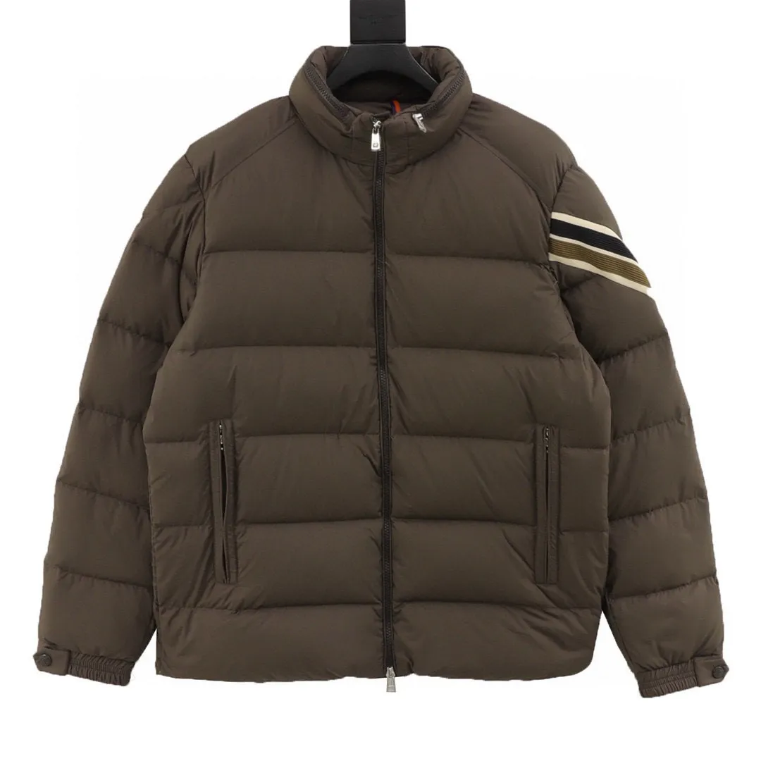 P840 Three-color version) Moncler muzzled 24ss three-color trim down jacket jacket with premium goose down filling. The most delicate, lightest and neatest fabric. Solayan men's short down jacket is decorated with seasonal iconic stripe details, blending sportsmanship and timeless style. The Solayan down jacket is made of micro chic fabric and has a tough square shape design, highlighting the sporty spirit. This cropped down jacket features tricolor stripes on the sleeves, a seasonal take on the brand's signature. Comes with a practical pull-out hood. Details.Made of micro chic nylon fabric·Micro chic nylon lining·Filled down·Pull-out hood·Zipper closure·Zip pockets·Adjustable cuffs·Elastic drawstring hem·Sleeves decorated with three-color trim Style number: A94# Color: Black White Brown Size: 1-5