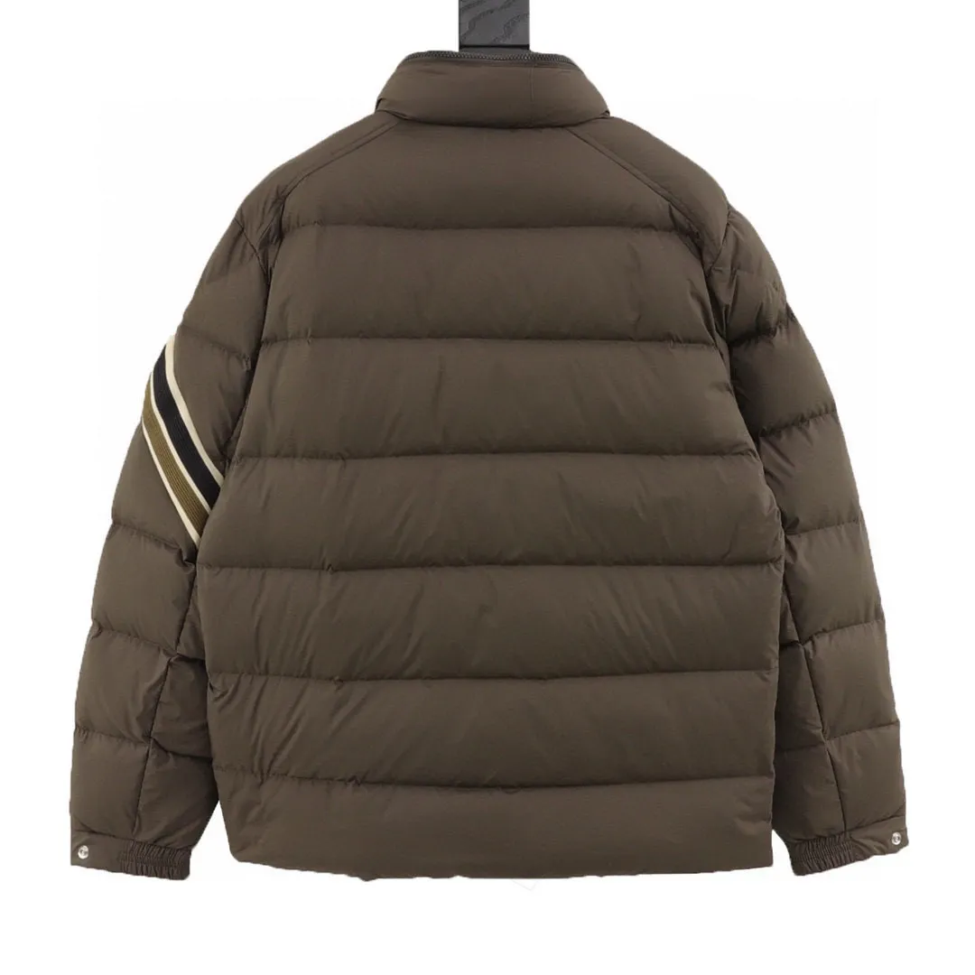 P840 Three-color version) Moncler muzzled 24ss three-color trim down jacket jacket with premium goose down filling. The most delicate, lightest and neatest fabric. Solayan men's short down jacket is decorated with seasonal iconic stripe details, blending sportsmanship and timeless style. The Solayan down jacket is made of micro chic fabric and has a tough square shape design, highlighting the sporty spirit. This cropped down jacket features tricolor stripes on the sleeves, a seasonal take on the brand's signature. Comes with a practical pull-out hood. Details.Made of micro chic nylon fabric·Micro chic nylon lining·Filled down·Pull-out hood·Zipper closure·Zip pockets·Adjustable cuffs·Elastic drawstring hem·Sleeves decorated with three-color trim Style number: A94# Color: Black White Brown Size: 1-5