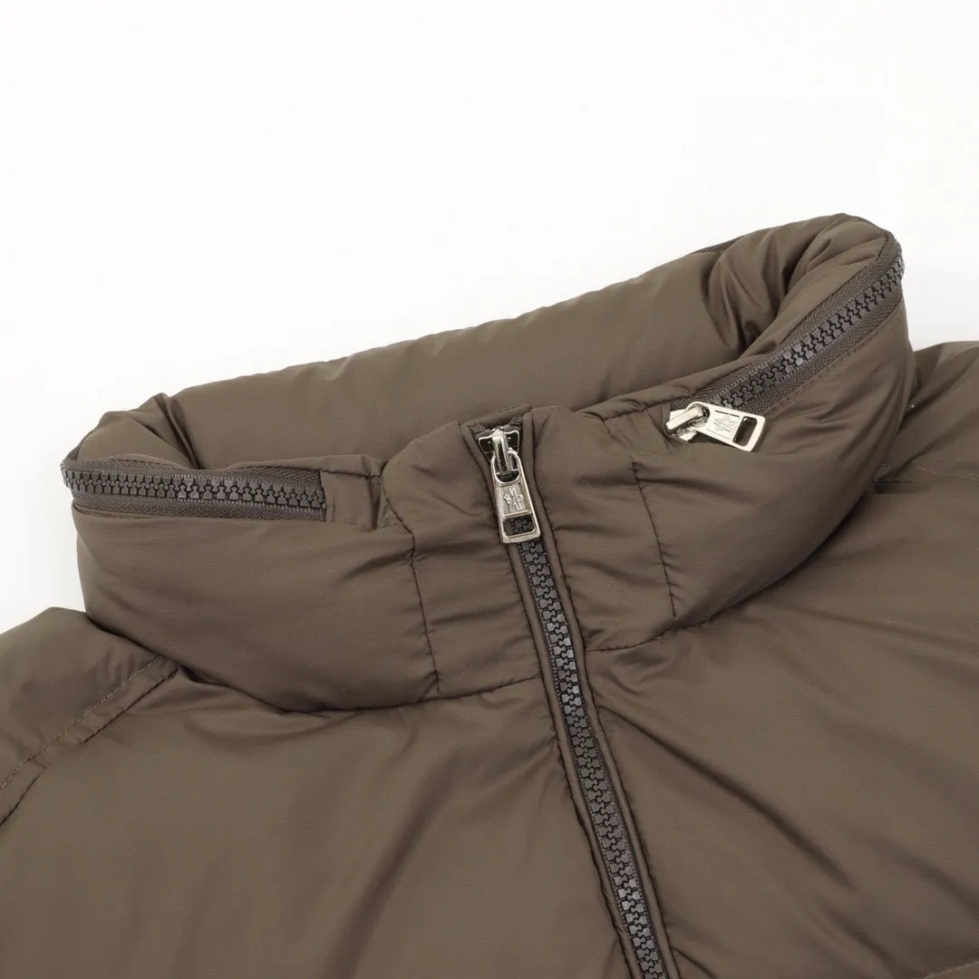 P840 Three-color version) Moncler muzzled 24ss three-color trim down jacket jacket with premium goose down filling. The most delicate, lightest and neatest fabric. Solayan men's short down jacket is decorated with seasonal iconic stripe details, blending sportsmanship and timeless style. The Solayan down jacket is made of micro chic fabric and has a tough square shape design, highlighting the sporty spirit. This cropped down jacket features tricolor stripes on the sleeves, a seasonal take on the brand's signature. Comes with a practical pull-out hood. Details.Made of micro chic nylon fabric·Micro chic nylon lining·Filled down·Pull-out hood·Zipper closure·Zip pockets·Adjustable cuffs·Elastic drawstring hem·Sleeves decorated with three-color trim Style number: A94# Color: Black White Brown Size: 1-5
