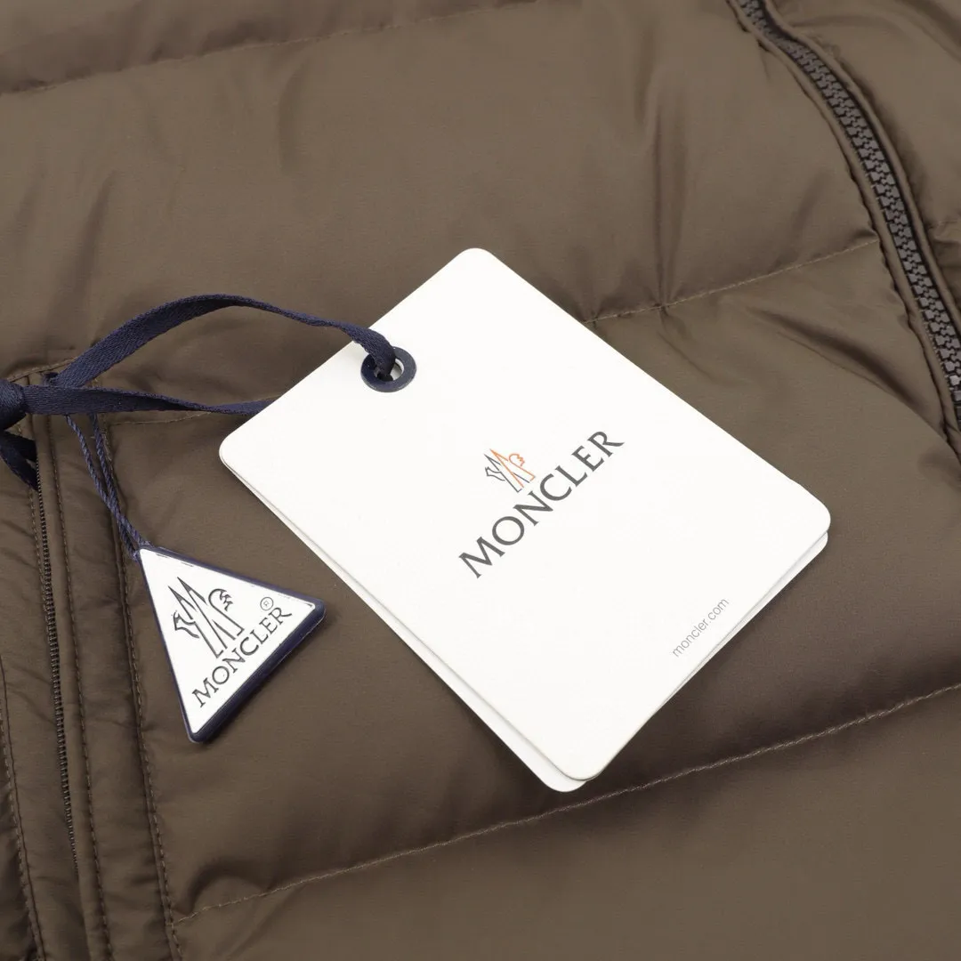 P840 Three-color version) Moncler muzzled 24ss three-color trim down jacket jacket with premium goose down filling. The most delicate, lightest and neatest fabric. Solayan men's short down jacket is decorated with seasonal iconic stripe details, blending sportsmanship and timeless style. The Solayan down jacket is made of micro chic fabric and has a tough square shape design, highlighting the sporty spirit. This cropped down jacket features tricolor stripes on the sleeves, a seasonal take on the brand's signature. Comes with a practical pull-out hood. Details.Made of micro chic nylon fabric·Micro chic nylon lining·Filled down·Pull-out hood·Zipper closure·Zip pockets·Adjustable cuffs·Elastic drawstring hem·Sleeves decorated with three-color trim Style number: A94# Color: Black White Brown Size: 1-5