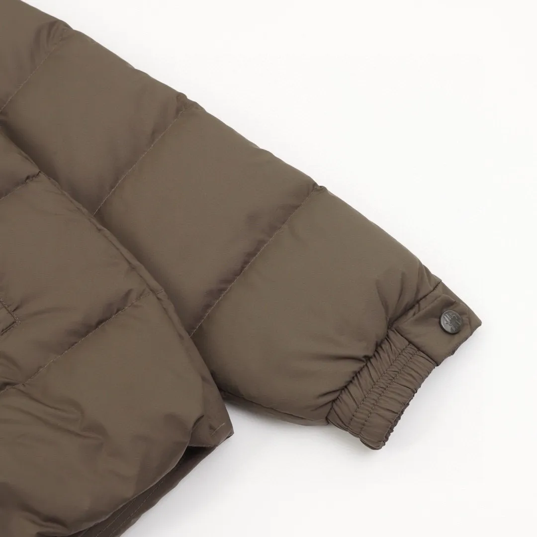P840 Three-color version) Moncler muzzled 24ss three-color trim down jacket jacket with premium goose down filling. The most delicate, lightest and neatest fabric. Solayan men's short down jacket is decorated with seasonal iconic stripe details, blending sportsmanship and timeless style. The Solayan down jacket is made of micro chic fabric and has a tough square shape design, highlighting the sporty spirit. This cropped down jacket features tricolor stripes on the sleeves, a seasonal take on the brand's signature. Comes with a practical pull-out hood. Details.Made of micro chic nylon fabric·Micro chic nylon lining·Filled down·Pull-out hood·Zipper closure·Zip pockets·Adjustable cuffs·Elastic drawstring hem·Sleeves decorated with three-color trim Style number: A94# Color: Black White Brown Size: 1-5