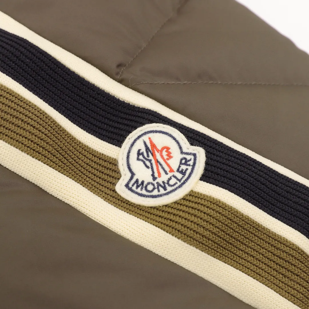 P840 Three-color version) Moncler muzzled 24ss three-color trim down jacket jacket with premium goose down filling. The most delicate, lightest and neatest fabric. Solayan men's short down jacket is decorated with seasonal iconic stripe details, blending sportsmanship and timeless style. The Solayan down jacket is made of micro chic fabric and has a tough square shape design, highlighting the sporty spirit. This cropped down jacket features tricolor stripes on the sleeves, a seasonal take on the brand's signature. Comes with a practical pull-out hood. Details.Made of micro chic nylon fabric·Micro chic nylon lining·Filled down·Pull-out hood·Zipper closure·Zip pockets·Adjustable cuffs·Elastic drawstring hem·Sleeves decorated with three-color trim Style number: A94# Color: Black White Brown Size: 1-5