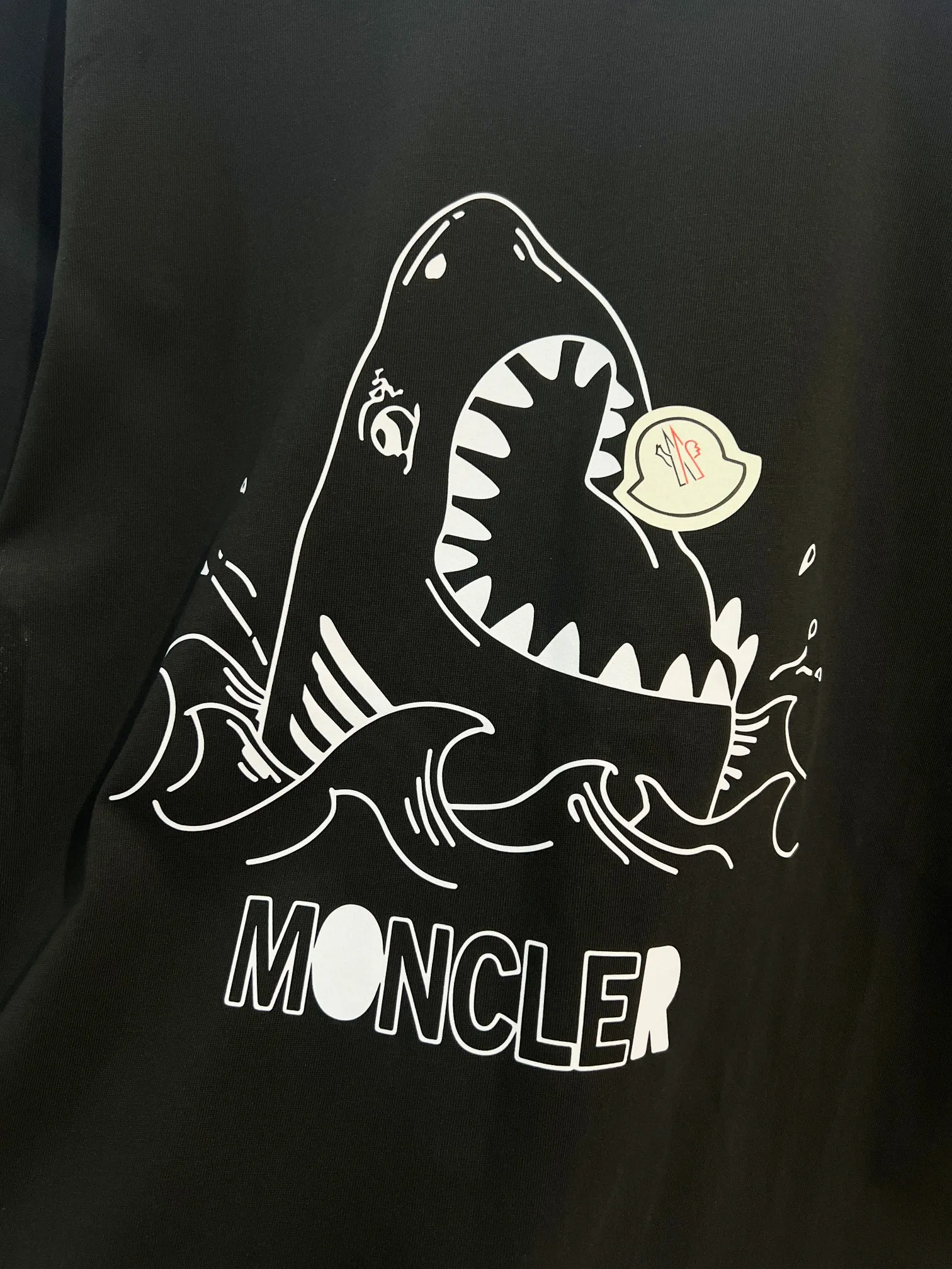 P150 MONCLER/Muzzled 300g pure cotton round neck short-sleeved T-shirt Brand classic Shark🦈 letter LOGO embossed process 2025ss official synchronization High version High quality Fashionable personality Versatile trend Pure original quality Original fabric Hang tag Collar label Washed wheat Complete with three standards Color: Black. White. Size: S M L XL XXL