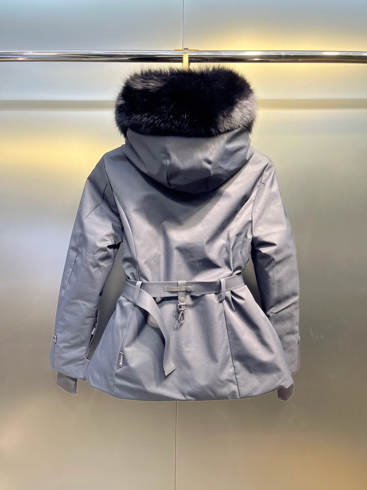 P1160 moncler 🌟Women's ski waisted short down jacket. The fabric is made of the original longue saison nylon material, and the fur collar is made of fox fur collar, which effectively blocks wind and rain and keeps the interior dry and comfortable. Comfortable and wind resistant. The inner filling is made of high-quality national standard 90 white goose down, which has light fluffiness and excellent thermal insulation performance. Quilting design, classic rectangular texture, a quilting process that can not only fix down to prevent it from running away, but is also an important decorative element. Stitching technology is very important, fine stitches can better lock the velvet. The internal label washing N is equipped with an anti-counterfeiting chip and a built-in sensor, which can verify the authenticity through a mobile phone. The fur collar is snap-detachable, and the hem and cuffs are adjustable with drawstrings. The waist is nipped in, and the hardware accessories are unified to restore the original zippers. YKK brand zippers are used for smoother and more durable buckles, windproof design ribs on the cuffs and hem, and adjustable drawstrings. Custom woven and dyed, no color difference from the original. Perfect restoration of ingenious craftsmanship, complete three standards, customized accessories Color: black Size: 0123