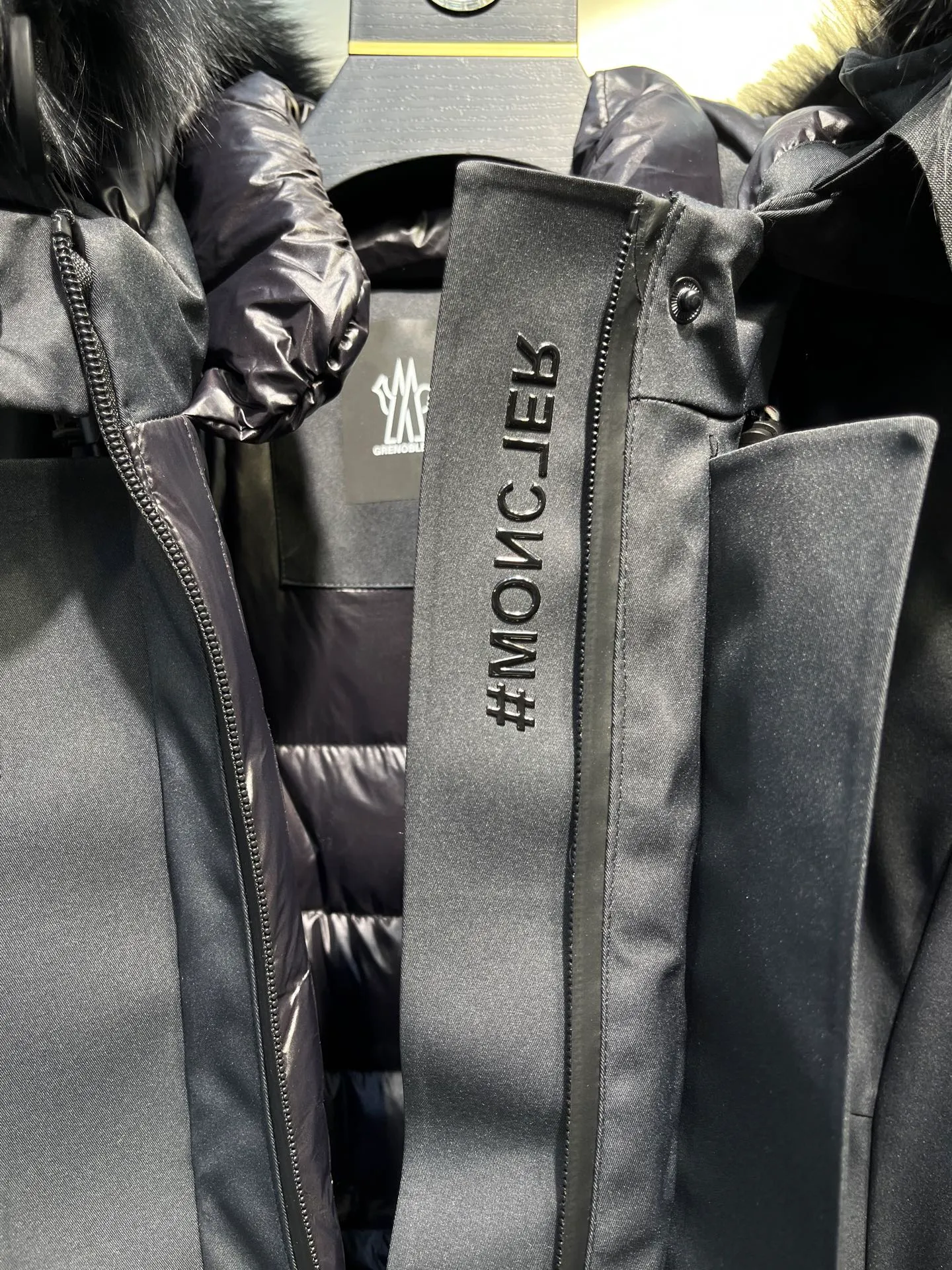 P1160 moncler 🌟Women's ski waisted short down jacket. The fabric is made of the original longue saison nylon material, and the fur collar is made of fox fur collar, which effectively blocks wind and rain and keeps the interior dry and comfortable. Comfortable and wind resistant. The inner filling is made of high-quality national standard 90 white goose down, which has light fluffiness and excellent thermal insulation performance. Quilting design, classic rectangular texture, a quilting process that can not only fix down to prevent it from running away, but is also an important decorative element. Stitching technology is very important, fine stitches can better lock the velvet. The internal label washing N is equipped with an anti-counterfeiting chip and a built-in sensor, which can verify the authenticity through a mobile phone. The fur collar is snap-detachable, and the hem and cuffs are adjustable with drawstrings. The waist is nipped in, and the hardware accessories are unified to restore the original zippers. YKK brand zippers are used for smoother and more durable buckles, windproof design ribs on the cuffs and hem, and adjustable drawstrings. Custom woven and dyed, no color difference from the original. Perfect restoration of ingenious craftsmanship, complete three standards, customized accessories Color: black Size: 0123