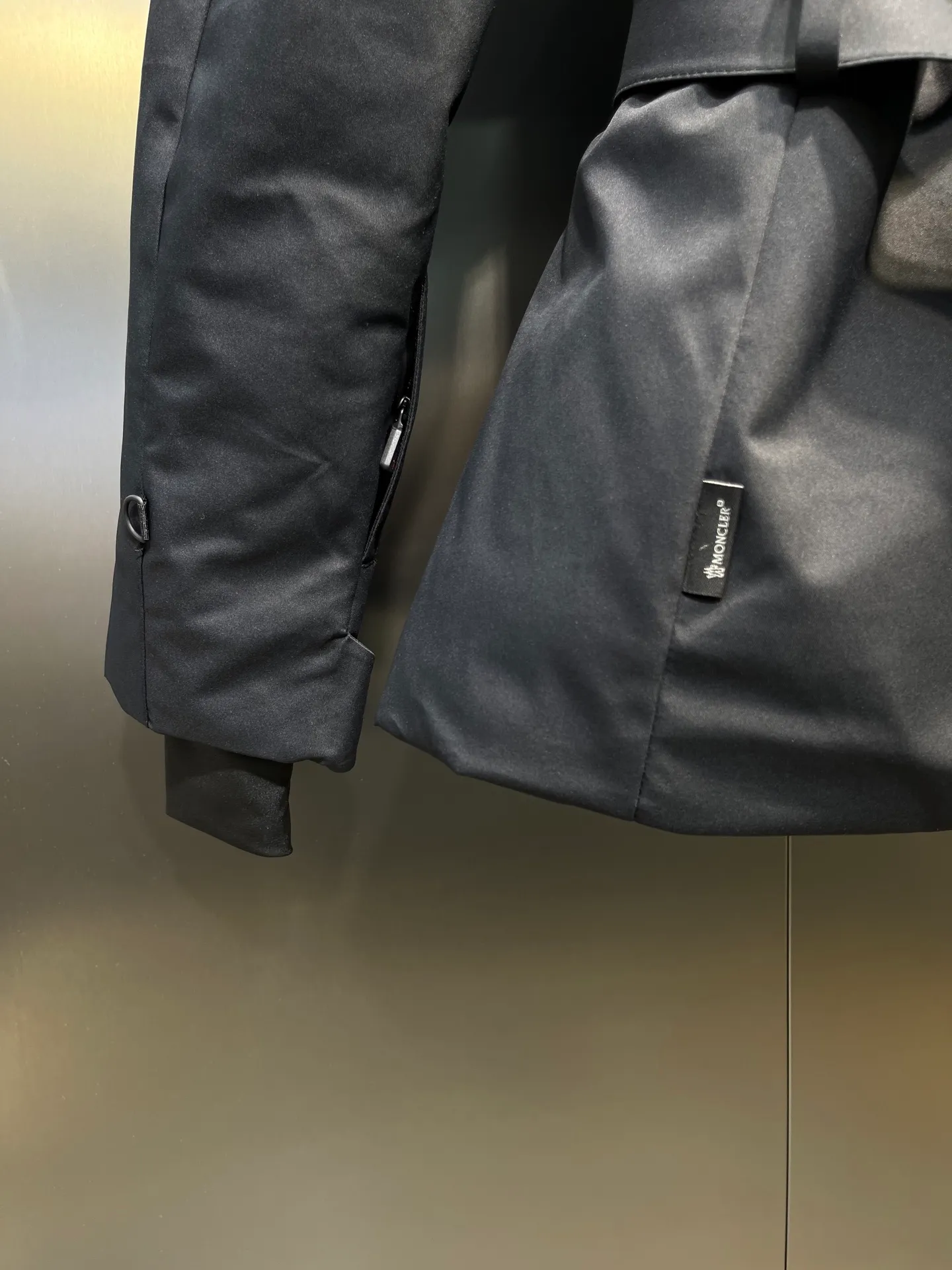 P1160 moncler 🌟Women's ski waisted short down jacket. The fabric is made of the original longue saison nylon material, and the fur collar is made of fox fur collar, which effectively blocks wind and rain and keeps the interior dry and comfortable. Comfortable and wind resistant. The inner filling is made of high-quality national standard 90 white goose down, which has light fluffiness and excellent thermal insulation performance. Quilting design, classic rectangular texture, a quilting process that can not only fix down to prevent it from running away, but is also an important decorative element. Stitching technology is very important, fine stitches can better lock the velvet. The internal label washing N is equipped with an anti-counterfeiting chip and a built-in sensor, which can verify the authenticity through a mobile phone. The fur collar is snap-detachable, and the hem and cuffs are adjustable with drawstrings. The waist is nipped in, and the hardware accessories are unified to restore the original zippers. YKK brand zippers are used for smoother and more durable buckles, windproof design ribs on the cuffs and hem, and adjustable drawstrings. Custom woven and dyed, no color difference from the original. Perfect restoration of ingenious craftsmanship, complete three standards, customized accessories Color: black Size: 0123