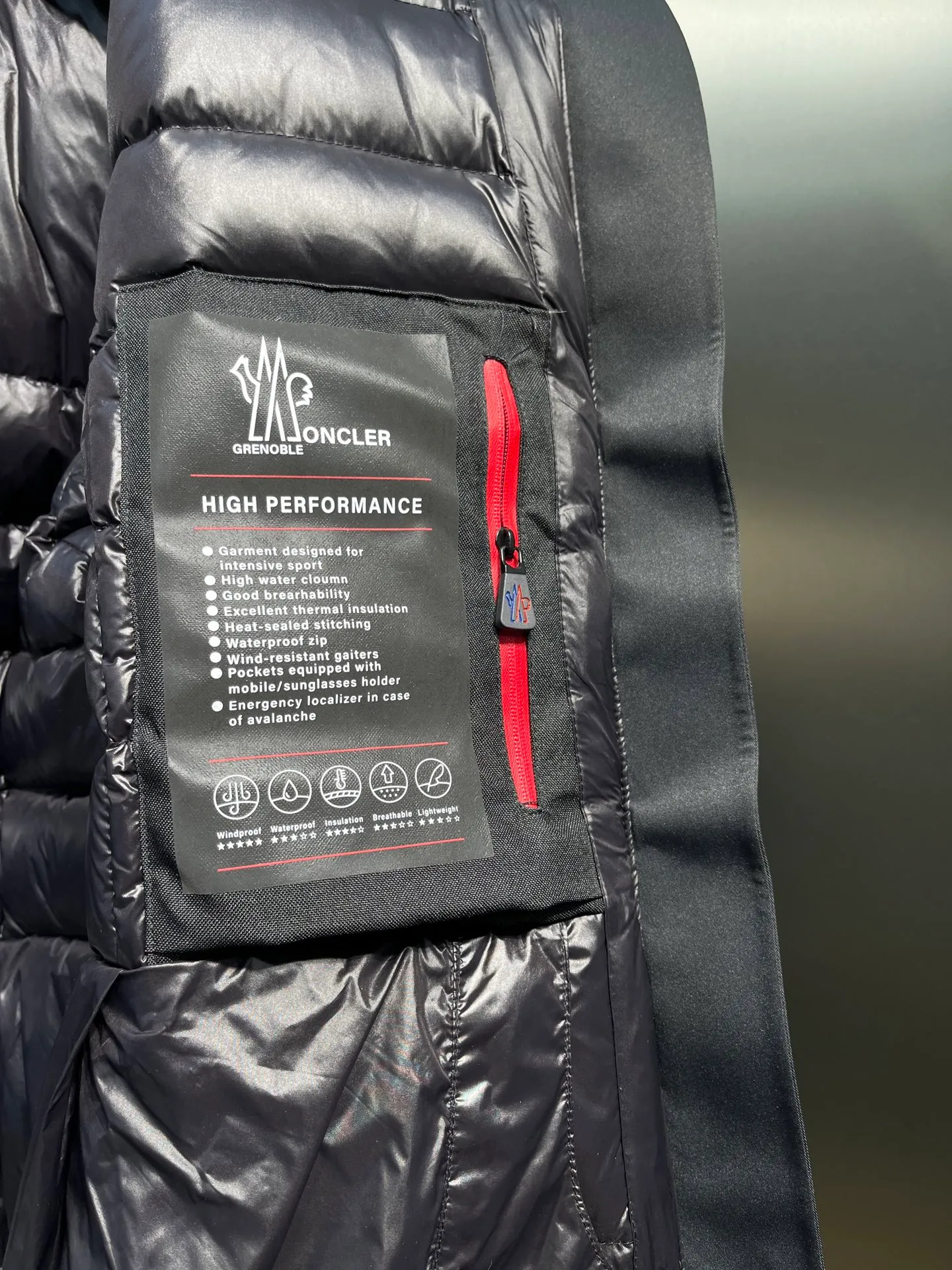 P1160 moncler 🌟Women's ski waisted short down jacket. The fabric is made of the original longue saison nylon material, and the fur collar is made of fox fur collar, which effectively blocks wind and rain and keeps the interior dry and comfortable. Comfortable and wind resistant. The inner filling is made of high-quality national standard 90 white goose down, which has light fluffiness and excellent thermal insulation performance. Quilting design, classic rectangular texture, a quilting process that can not only fix down to prevent it from running away, but is also an important decorative element. Stitching technology is very important, fine stitches can better lock the velvet. The internal label washing N is equipped with an anti-counterfeiting chip and a built-in sensor, which can verify the authenticity through a mobile phone. The fur collar is snap-detachable, and the hem and cuffs are adjustable with drawstrings. The waist is nipped in, and the hardware accessories are unified to restore the original zippers. YKK brand zippers are used for smoother and more durable buckles, windproof design ribs on the cuffs and hem, and adjustable drawstrings. Custom woven and dyed, no color difference from the original. Perfect restoration of ingenious craftsmanship, complete three standards, customized accessories Color: black Size: 0123