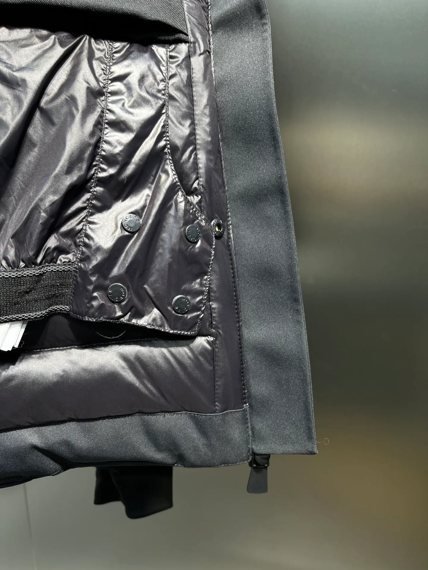 P1160 moncler 🌟Women's ski waisted short down jacket. The fabric is made of the original longue saison nylon material, and the fur collar is made of fox fur collar, which effectively blocks wind and rain and keeps the interior dry and comfortable. Comfortable and wind resistant. The inner filling is made of high-quality national standard 90 white goose down, which has light fluffiness and excellent thermal insulation performance. Quilting design, classic rectangular texture, a quilting process that can not only fix down to prevent it from running away, but is also an important decorative element. Stitching technology is very important, fine stitches can better lock the velvet. The internal label washing N is equipped with an anti-counterfeiting chip and a built-in sensor, which can verify the authenticity through a mobile phone. The fur collar is snap-detachable, and the hem and cuffs are adjustable with drawstrings. The waist is nipped in, and the hardware accessories are unified to restore the original zippers. YKK brand zippers are used for smoother and more durable buckles, windproof design ribs on the cuffs and hem, and adjustable drawstrings. Custom woven and dyed, no color difference from the original. Perfect restoration of ingenious craftsmanship, complete three standards, customized accessories Color: black Size: 0123