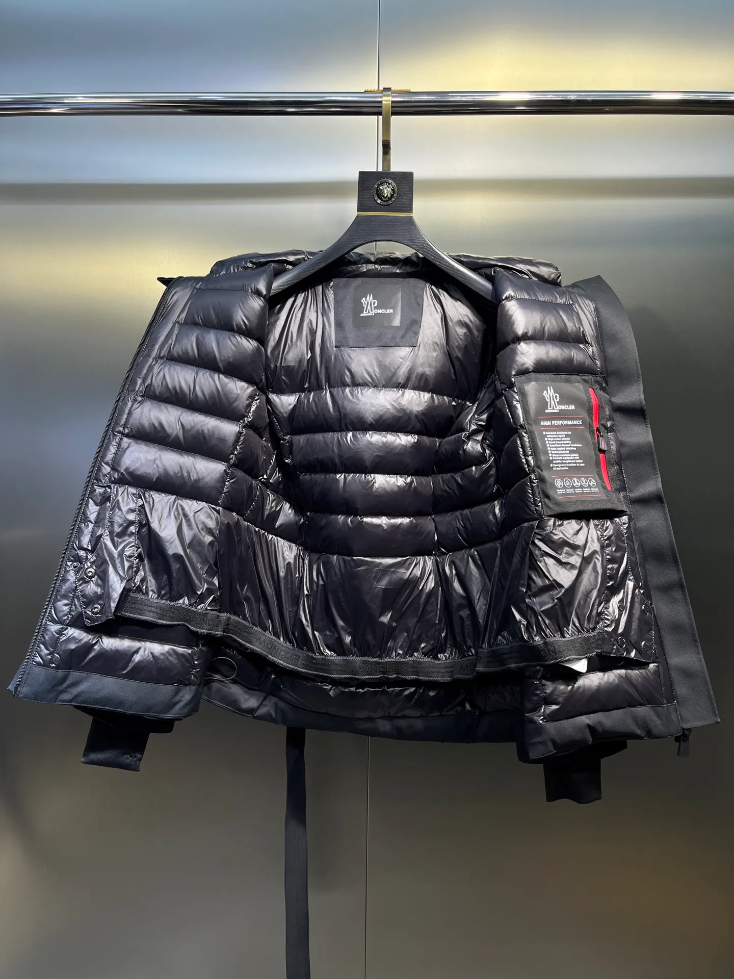 P1160 moncler 🌟Women's ski waisted short down jacket. The fabric is made of the original longue saison nylon material, and the fur collar is made of fox fur collar, which effectively blocks wind and rain and keeps the interior dry and comfortable. Comfortable and wind resistant. The inner filling is made of high-quality national standard 90 white goose down, which has light fluffiness and excellent thermal insulation performance. Quilting design, classic rectangular texture, a quilting process that can not only fix down to prevent it from running away, but is also an important decorative element. Stitching technology is very important, fine stitches can better lock the velvet. The internal label washing N is equipped with an anti-counterfeiting chip and a built-in sensor, which can verify the authenticity through a mobile phone. The fur collar is snap-detachable, and the hem and cuffs are adjustable with drawstrings. The waist is nipped in, and the hardware accessories are unified to restore the original zippers. YKK brand zippers are used for smoother and more durable buckles, windproof design ribs on the cuffs and hem, and adjustable drawstrings. Custom woven and dyed, no color difference from the original. Perfect restoration of ingenious craftsmanship, complete three standards, customized accessories Color: black Size: 0123