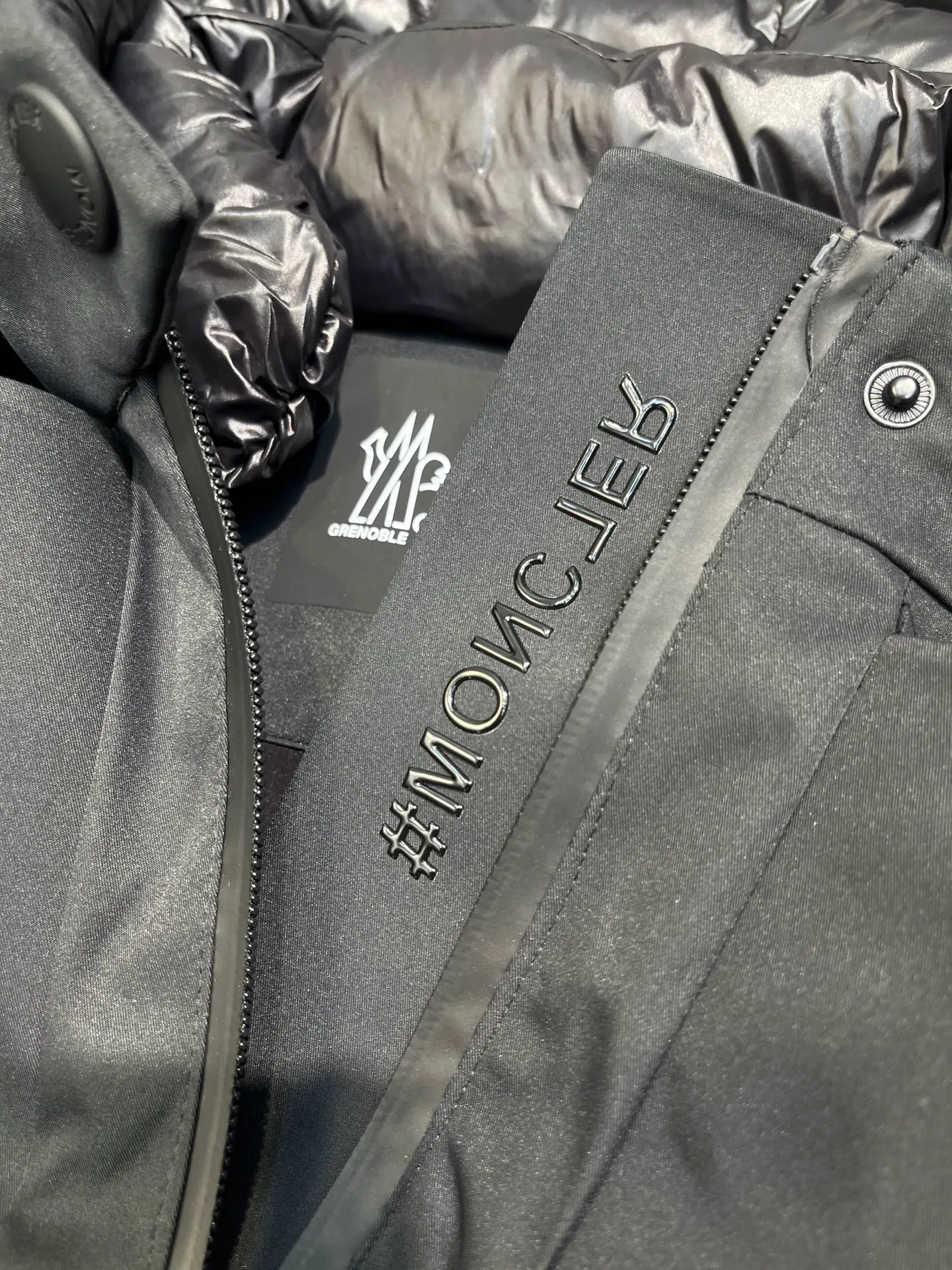 P1160 moncler 🌟Women's ski waisted short down jacket. The fabric is made of the original longue saison nylon material, and the fur collar is made of fox fur collar, which effectively blocks wind and rain and keeps the interior dry and comfortable. Comfortable and wind resistant. The inner filling is made of high-quality national standard 90 white goose down, which has light fluffiness and excellent thermal insulation performance. Quilting design, classic rectangular texture, a quilting process that can not only fix down to prevent it from running away, but is also an important decorative element. Stitching technology is very important, fine stitches can better lock the velvet. The internal label washing N is equipped with an anti-counterfeiting chip and a built-in sensor, which can verify the authenticity through a mobile phone. The fur collar is snap-detachable, and the hem and cuffs are adjustable with drawstrings. The waist is nipped in, and the hardware accessories are unified to restore the original zippers. YKK brand zippers are used for smoother and more durable buckles, windproof design ribs on the cuffs and hem, and adjustable drawstrings. Custom woven and dyed, no color difference from the original. Perfect restoration of ingenious craftsmanship, complete three standards, customized accessories Color: black Size: 0123