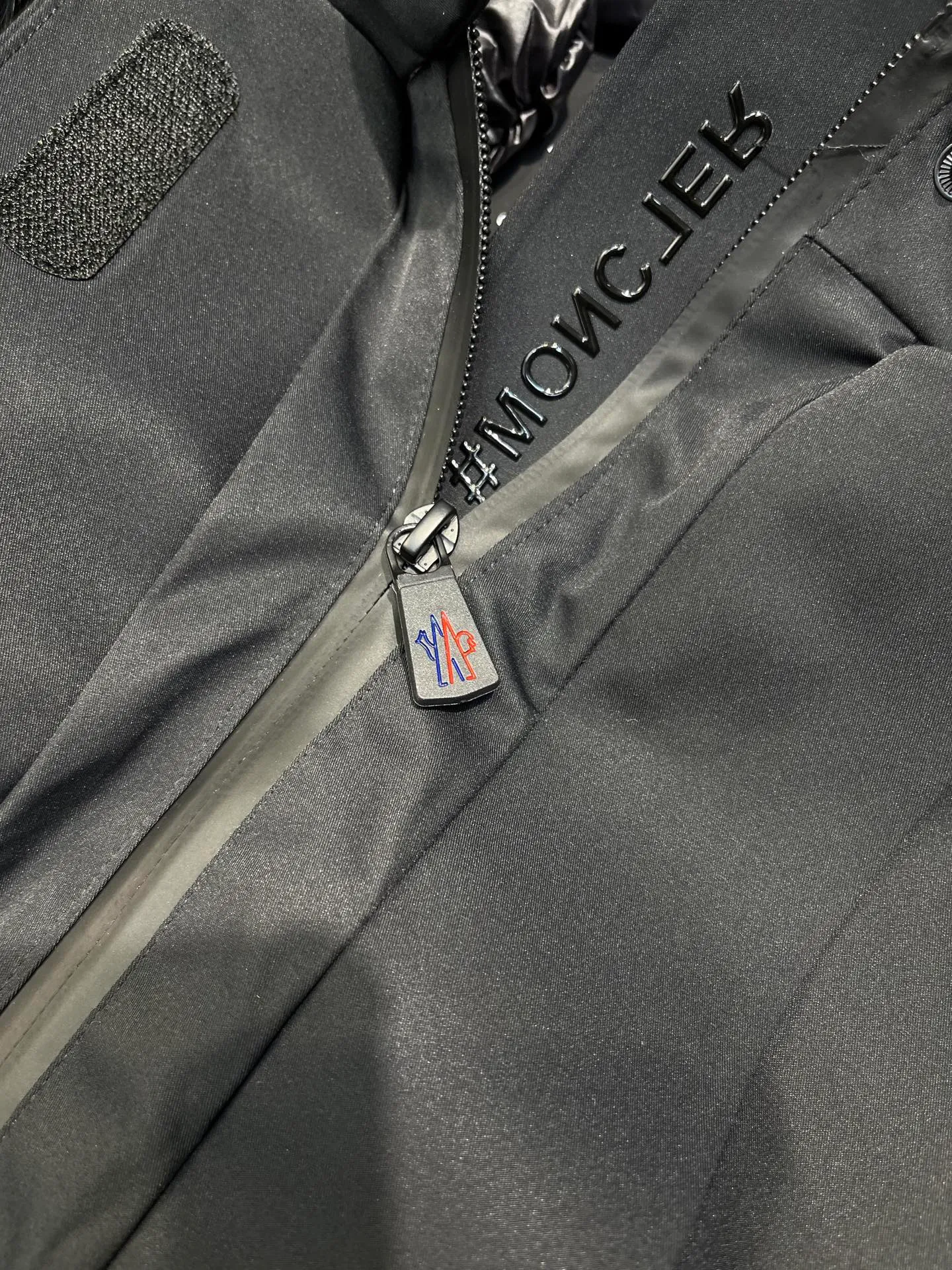 P1160 moncler 🌟Women's ski waisted short down jacket. The fabric is made of the original longue saison nylon material, and the fur collar is made of fox fur collar, which effectively blocks wind and rain and keeps the interior dry and comfortable. Comfortable and wind resistant. The inner filling is made of high-quality national standard 90 white goose down, which has light fluffiness and excellent thermal insulation performance. Quilting design, classic rectangular texture, a quilting process that can not only fix down to prevent it from running away, but is also an important decorative element. Stitching technology is very important, fine stitches can better lock the velvet. The internal label washing N is equipped with an anti-counterfeiting chip and a built-in sensor, which can verify the authenticity through a mobile phone. The fur collar is snap-detachable, and the hem and cuffs are adjustable with drawstrings. The waist is nipped in, and the hardware accessories are unified to restore the original zippers. YKK brand zippers are used for smoother and more durable buckles, windproof design ribs on the cuffs and hem, and adjustable drawstrings. Custom woven and dyed, no color difference from the original. Perfect restoration of ingenious craftsmanship, complete three standards, customized accessories Color: black Size: 0123