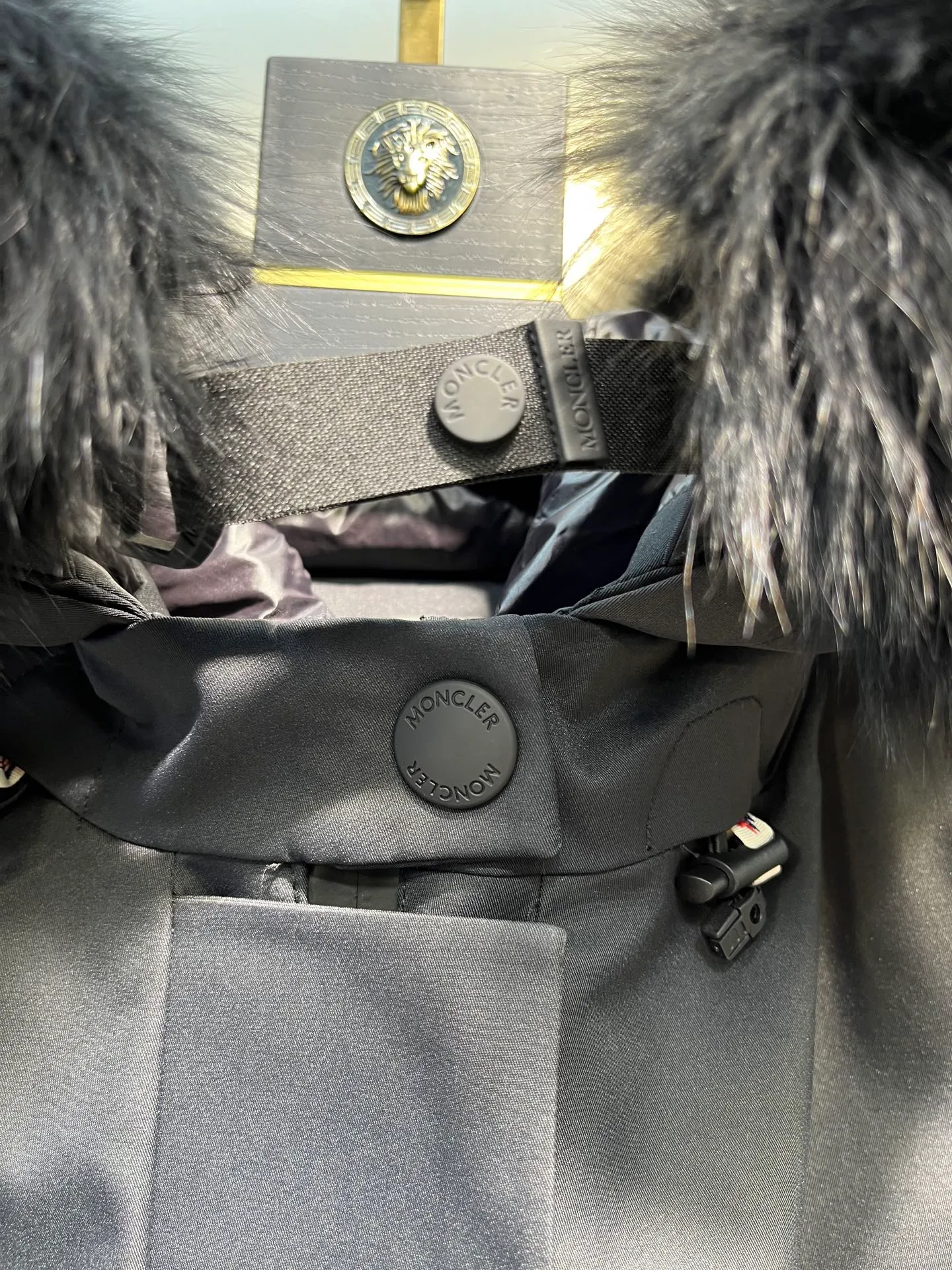P1160 moncler 🌟Women's ski waisted short down jacket. The fabric is made of the original longue saison nylon material, and the fur collar is made of fox fur collar, which effectively blocks wind and rain and keeps the interior dry and comfortable. Comfortable and wind resistant. The inner filling is made of high-quality national standard 90 white goose down, which has light fluffiness and excellent thermal insulation performance. Quilting design, classic rectangular texture, a quilting process that can not only fix down to prevent it from running away, but is also an important decorative element. Stitching technology is very important, fine stitches can better lock the velvet. The internal label washing N is equipped with an anti-counterfeiting chip and a built-in sensor, which can verify the authenticity through a mobile phone. The fur collar is snap-detachable, and the hem and cuffs are adjustable with drawstrings. The waist is nipped in, and the hardware accessories are unified to restore the original zippers. YKK brand zippers are used for smoother and more durable buckles, windproof design ribs on the cuffs and hem, and adjustable drawstrings. Custom woven and dyed, no color difference from the original. Perfect restoration of ingenious craftsmanship, complete three standards, customized accessories Color: black Size: 0123